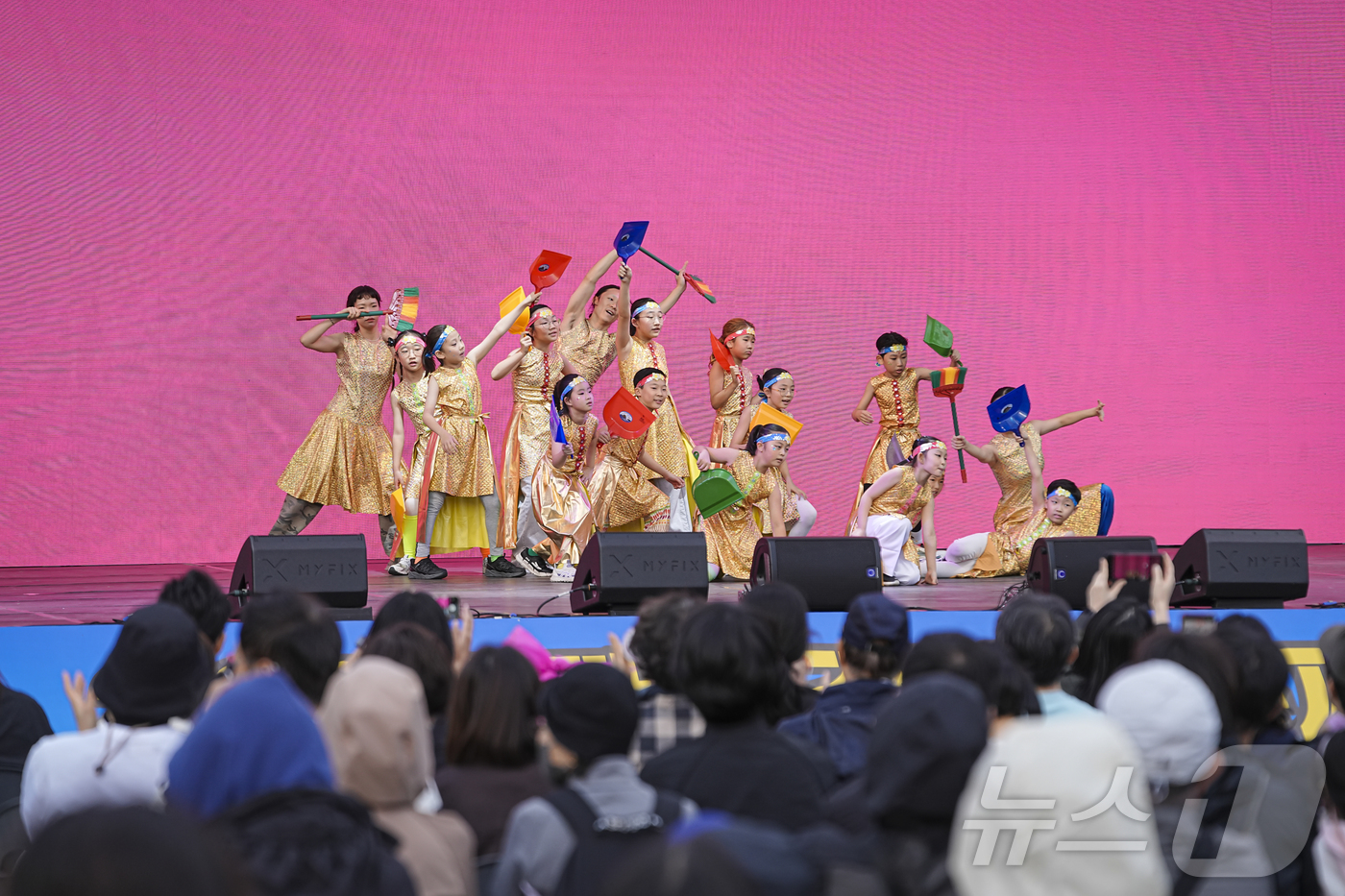 (서울=뉴스1) = 19일 서울시 관악구 낙성대공원에서 안은미 무용가가 선보인 ‘꿈의 무용단 X 안은미의 강감찬의 꿈’ 무대가 관객들의 큰 박수를 받았다. 예술성과 감동이 어우러진 …