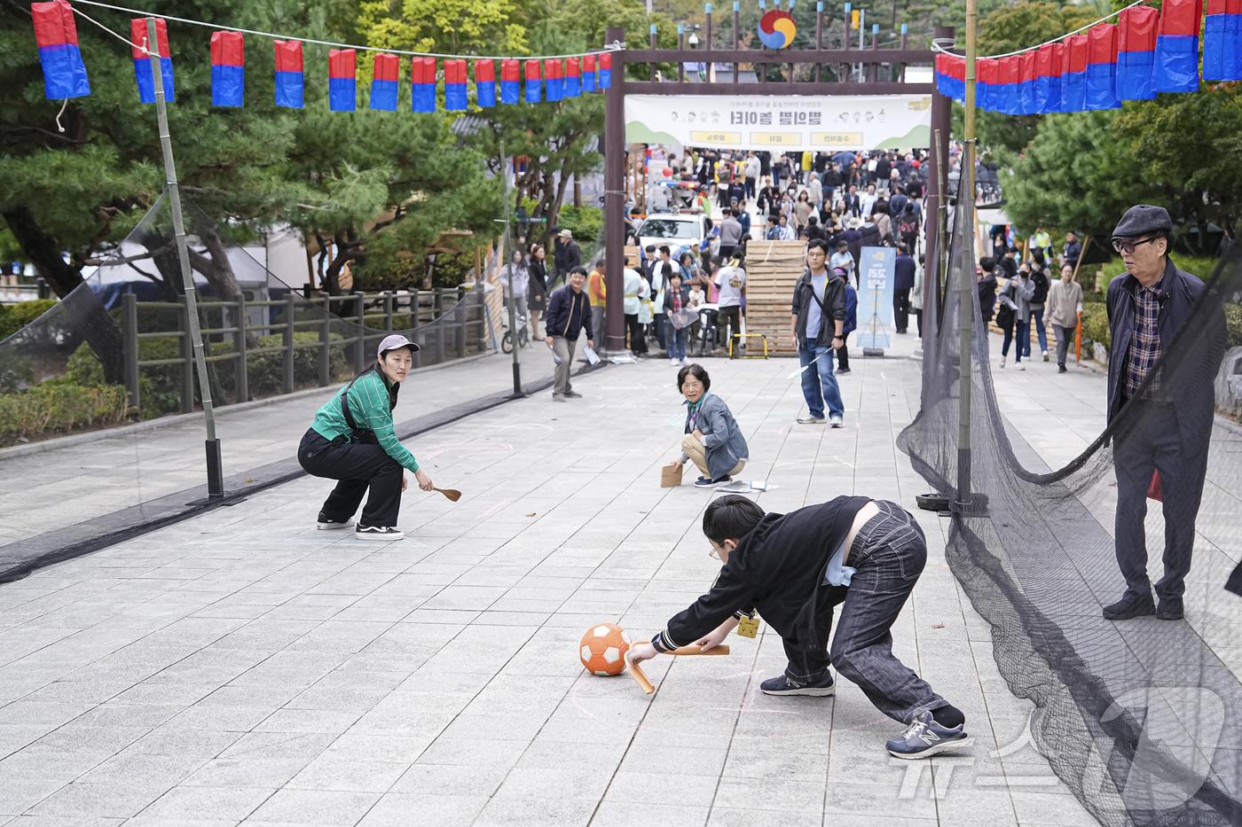 (서울=뉴스1) = 19일 서울시 관악구 낙성대공원 중광장에서 진행된 상설체험 프로그램 ‘별의별 놀이터’가 가족 단위 관람객들로 붐볐다. 아이들이 다양한 놀이와 체험에 참여하며 축 …
