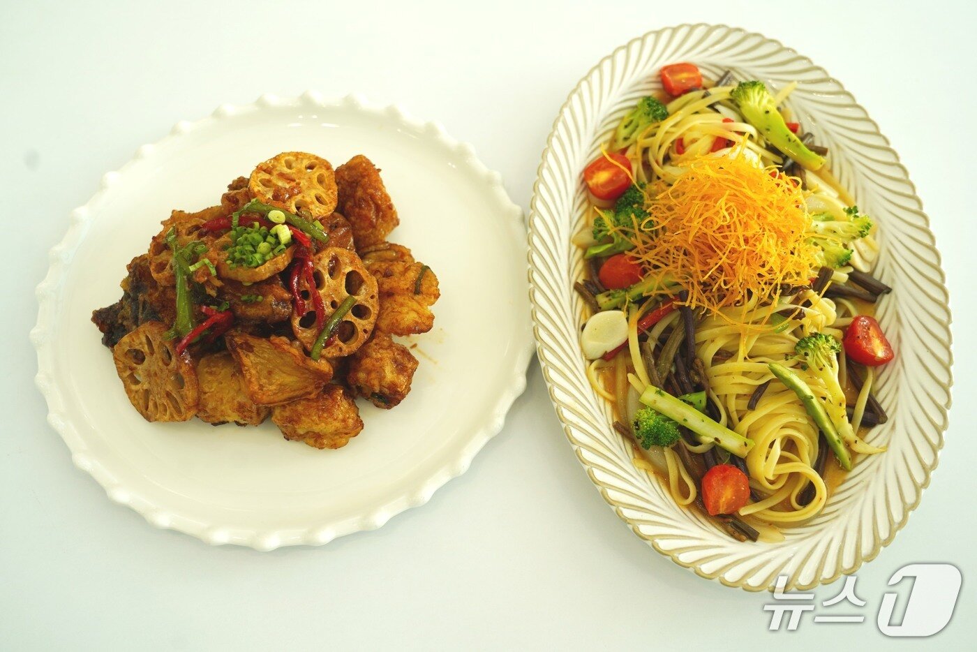 본문 이미지 - 플랜튜드의 대표 메뉴 &#39;모둠버섯 두부강정&#39;과 &#39;고사리 오일스톡 파스타&#39;. 2025.09.26/&#40;사측 제공&#41;