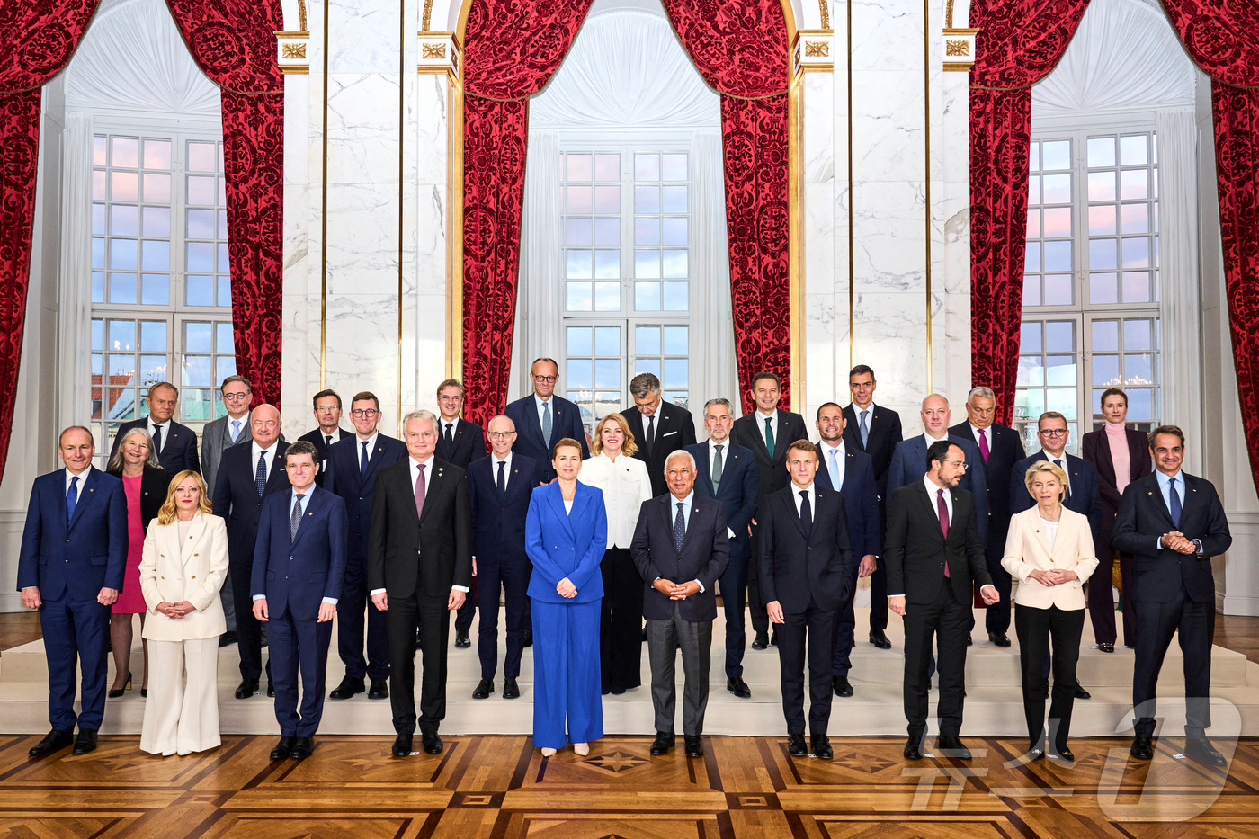 (코펜하겐 로이터=뉴스1) 김지완 기자 = 1일(현지시간) 유럽연합(EU) 회원국 정상들이 덴마크 코펜하겐 크리스티안스보르성에서 열린 EU 정상 만찬에 앞서 기념촬영을 하고 있다. …