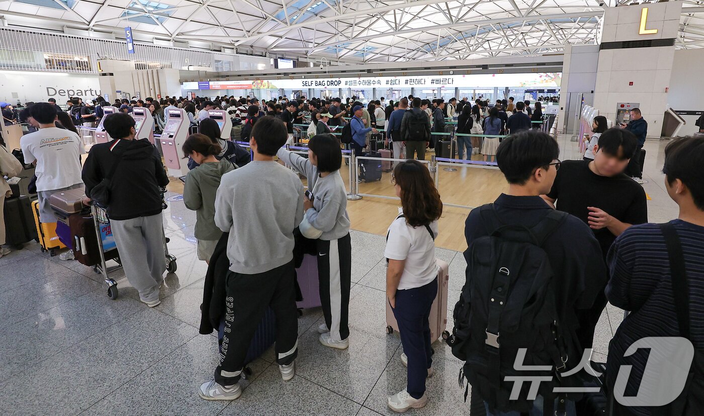 본문 이미지 - 추석 연휴를 하루 앞둔 2일 오전 인천국제공항 제1여객터미널이 여행객들로 북적이고 있다. 2025.10.2/뉴스1 ⓒ News1 김성진 기자