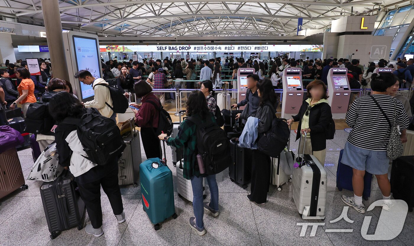 본문 이미지 - 추석 연휴를 하루 앞둔 2일 오전 인천국제공항 제1여객터미널이 여행객들로 북적이고 있다. 인천국제공항공사는 올해 추석연휴 기간&#40;10월2~12일&#41;에 일평균 22만3000명의 여객이 인천공항을 이용할 것으로 전망한다고 밝혔다. 2025.10.2/뉴스1 ⓒ News1 김성진 기자