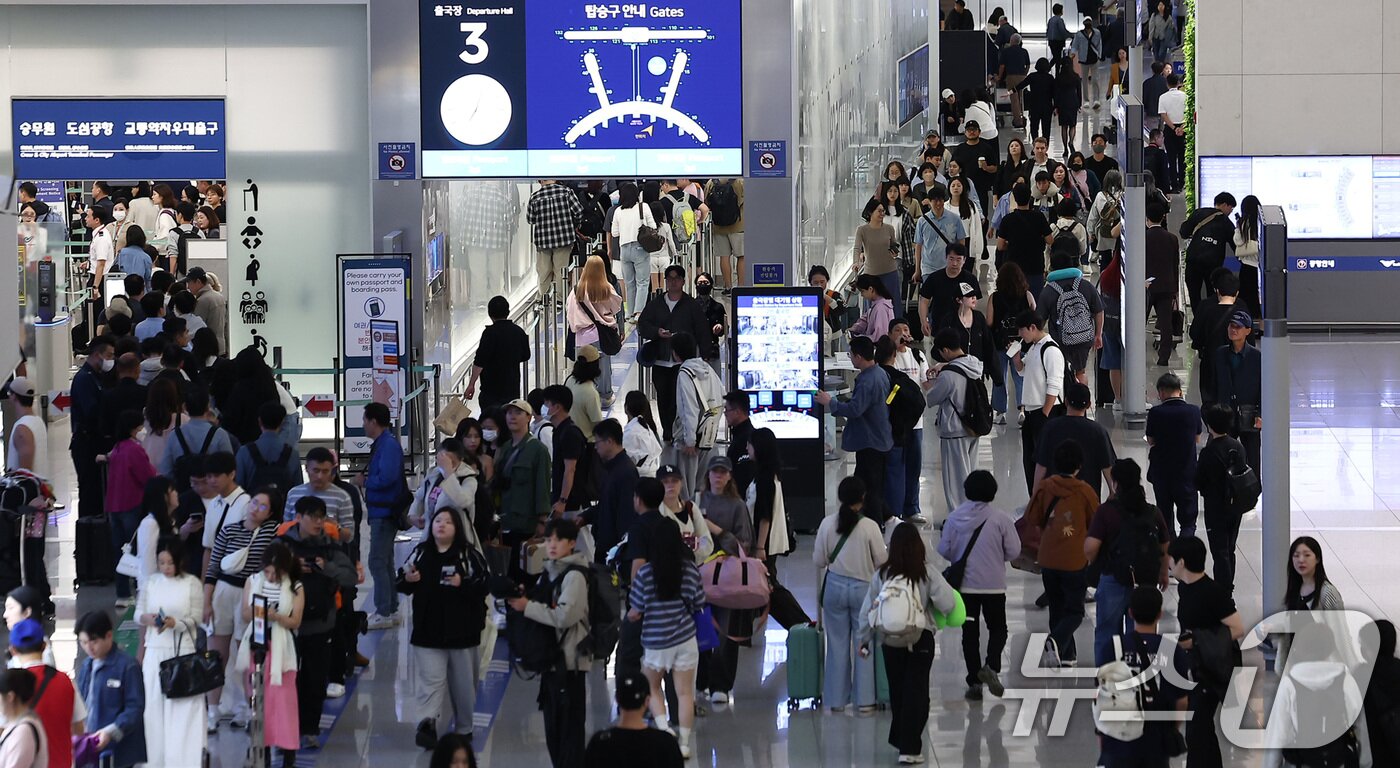 본문 이미지 - 추석 연휴를 하루 앞둔 2일 오전 인천국제공항 제1여객터미널이 여행객들로 북적이고 있다. 2025.10.2/뉴스1 ⓒ News1 김성진 기자