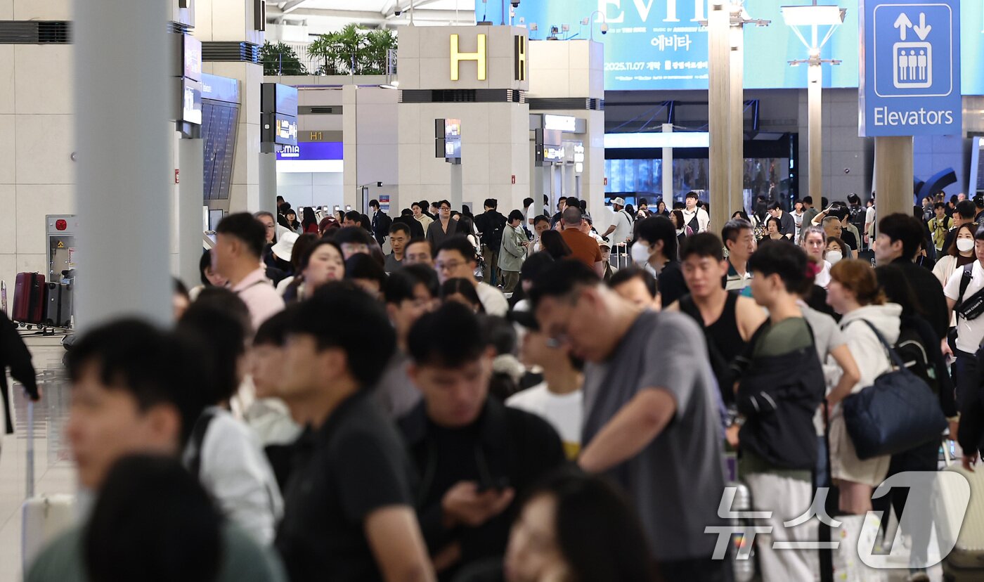 본문 이미지 - 추석 연휴를 하루 앞둔 2일 오전 인천국제공항 제1여객터미널이 여행객들로 북적이고 있다. 2025.10.2/뉴스1 ⓒ News1 김성진 기자