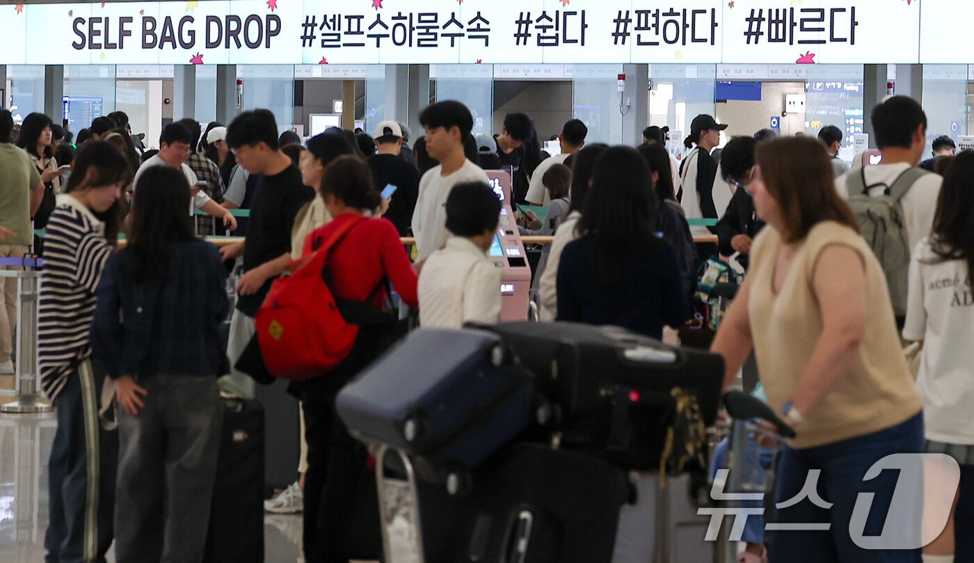 본문 이미지 - 추석 연휴를 하루 앞둔 2일 오전 인천국제공항 제1여객터미널이 여행객들로 북적이고 있다. 2025.10.2/뉴스1 ⓒ News1 김성진 기자