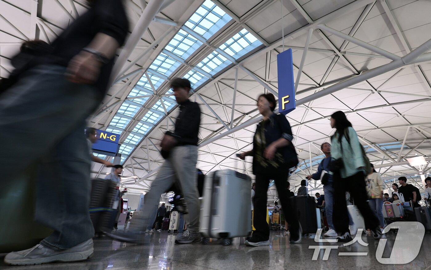 본문 이미지 - 추석 연휴를 하루 앞둔 2일 오전 인천국제공항 제1여객터미널이 여행객들로 북적이고 있다. 인천국제공항공사는 올해 추석연휴 기간&#40;10월2~12일&#41;에 일평균 22만3000명의 여객이 인천공항을 이용할 것으로 전망한다고 밝혔다. 2025.10.2/뉴스1 ⓒ News1 김성진 기자