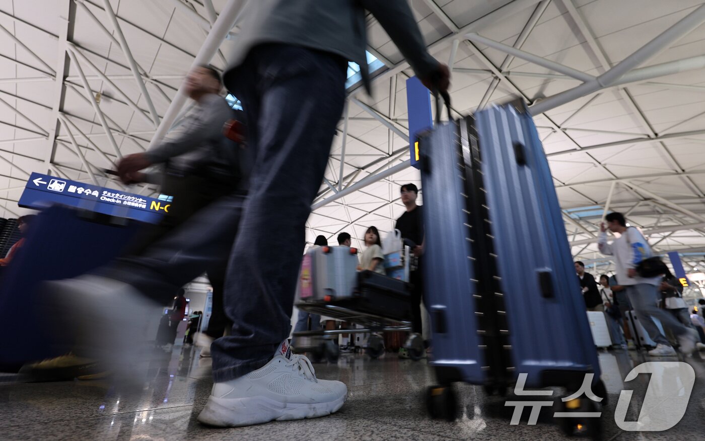 본문 이미지 - 추석 연휴를 하루 앞둔 2일 오전 인천국제공항 제1여객터미널이 여행객들로 북적이고 있다. 인천국제공항공사는 올해 추석연휴 기간&#40;10월2~12일&#41;에 일평균 22만3000명의 여객이 인천공항을 이용할 것으로 전망한다고 밝혔다. 2025.10.2/뉴스1 ⓒ News1 김성진 기자