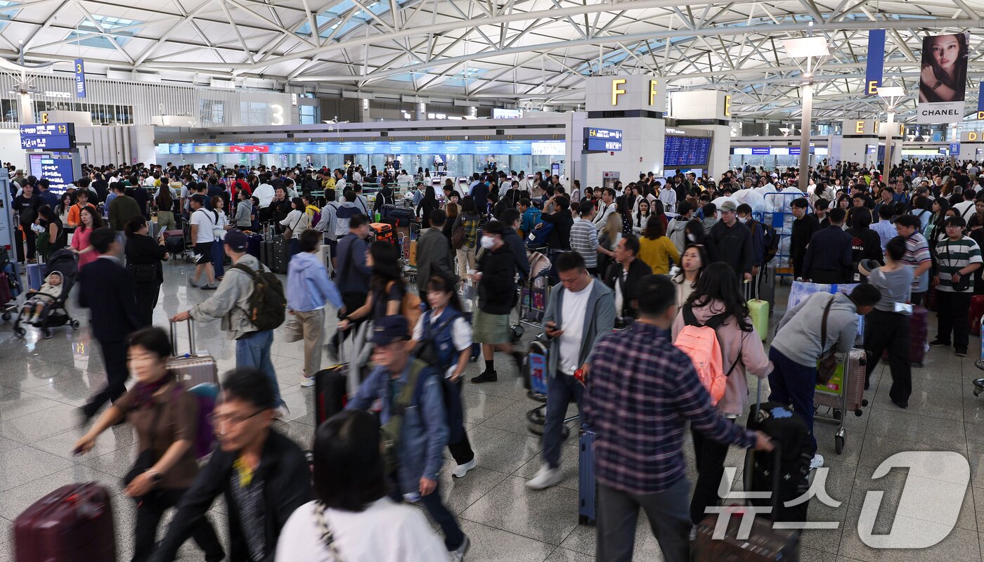 본문 이미지 - 추석 연휴를 하루 앞둔 2일 오전 인천국제공항 제1여객터미널이 여행객들로 북적이고 있다. 인천국제공항공사는 올해 추석연휴 기간&#40;10월2~12일&#41;에 일평균 22만3000명의 여객이 인천공항을 이용할 것으로 전망한다고 밝혔다. 2025.10.2/뉴스1 ⓒ News1 김성진 기자