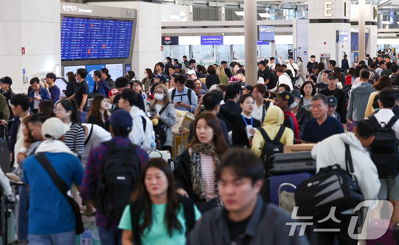 본문 이미지 - 추석 연휴를 하루 앞둔 2일 오전 인천국제공항 제1여객터미널이 여행객들로 북적이고 있다. 2025.10.2/뉴스1 ⓒ News1 김성진 기자