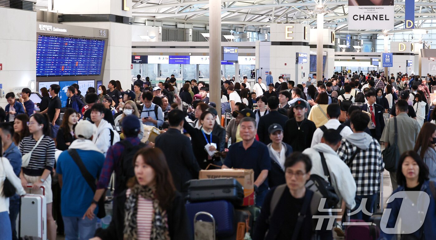 본문 이미지 - 추석 연휴를 하루 앞둔 2일 오전 인천국제공항 제1여객터미널이 여행객들로 북적이고 있다. 2025.10.2/뉴스1 ⓒ News1 김성진 기자