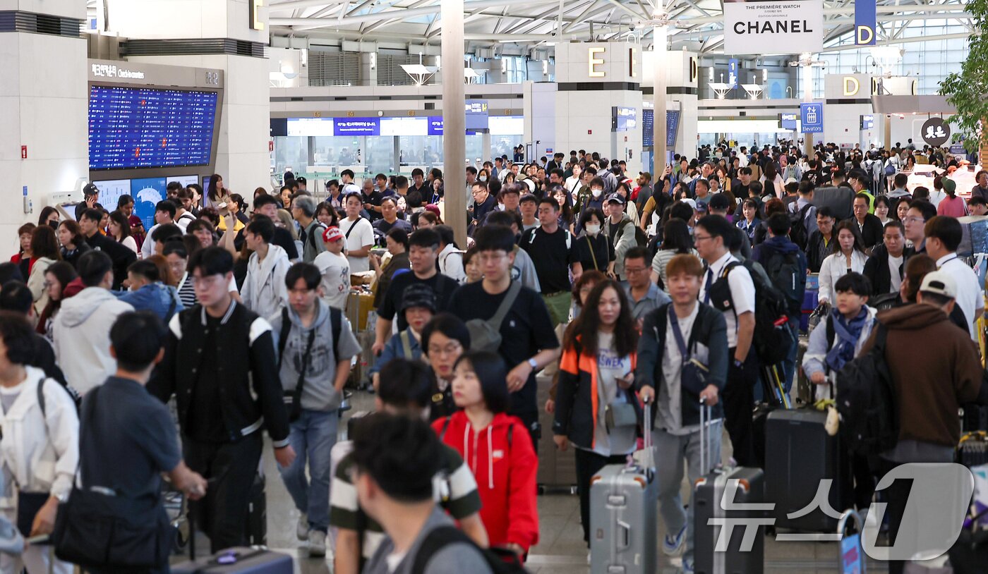 본문 이미지 - 추석 연휴를 하루 앞둔 2일 오전 인천국제공항 제1여객터미널이 여행객들로 북적이고 있다. 인천국제공항공사는 올해 추석연휴 기간&#40;10월2~12일&#41;에 일평균 22만3000명의 여객이 인천공항을 이용할 것으로 전망한다고 밝혔다. 2025.10.2/뉴스1 ⓒ News1 김성진 기자