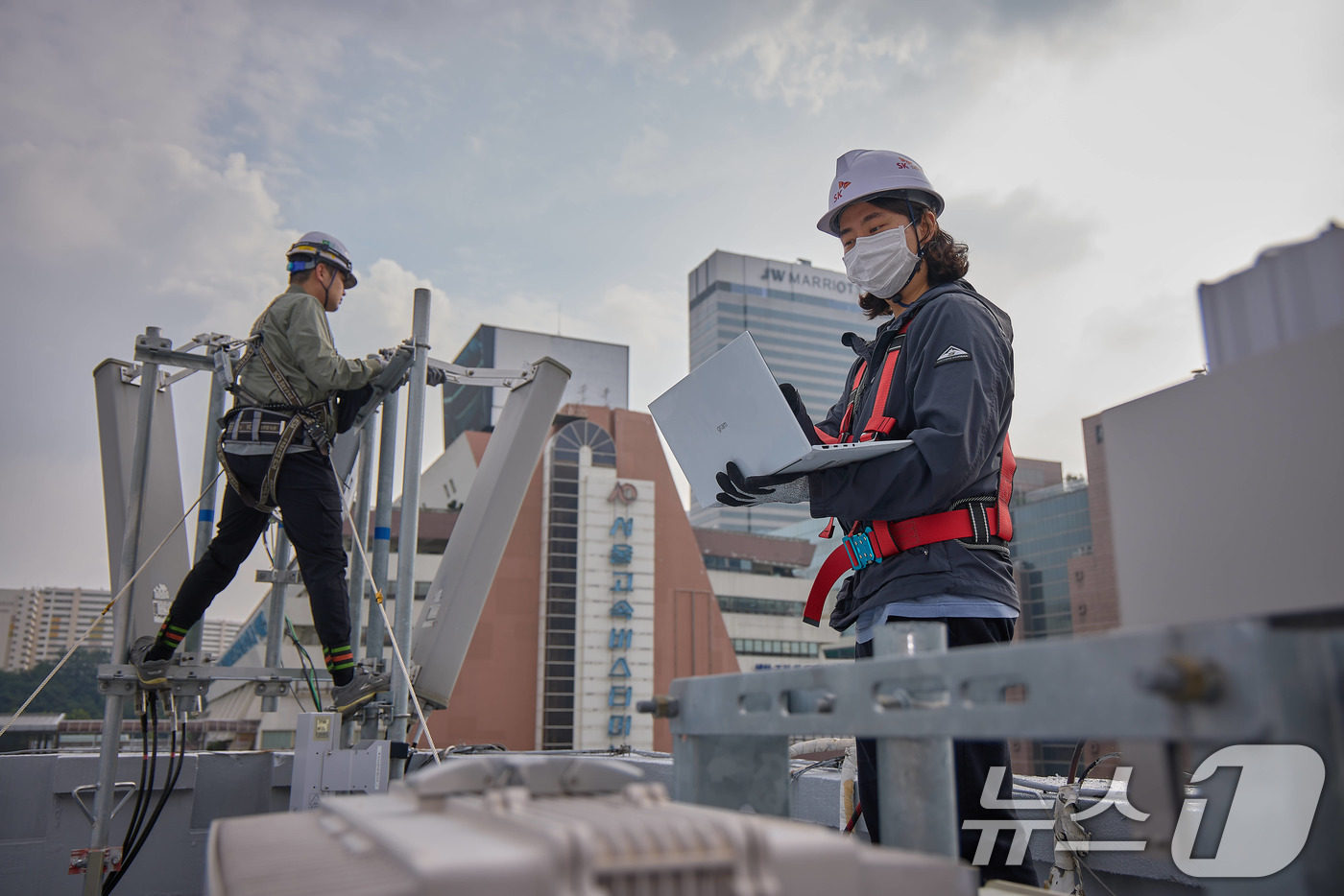 (서울=뉴스1) = SK텔레콤은 올해 추석 연휴 기간 중 원활한 통신 서비스를 제공하기 위해 이동통신 품질 관리에 돌입한다고 2일 밝혔다.SKT와 SK오앤에스 엔지니어가 고속터미널 …