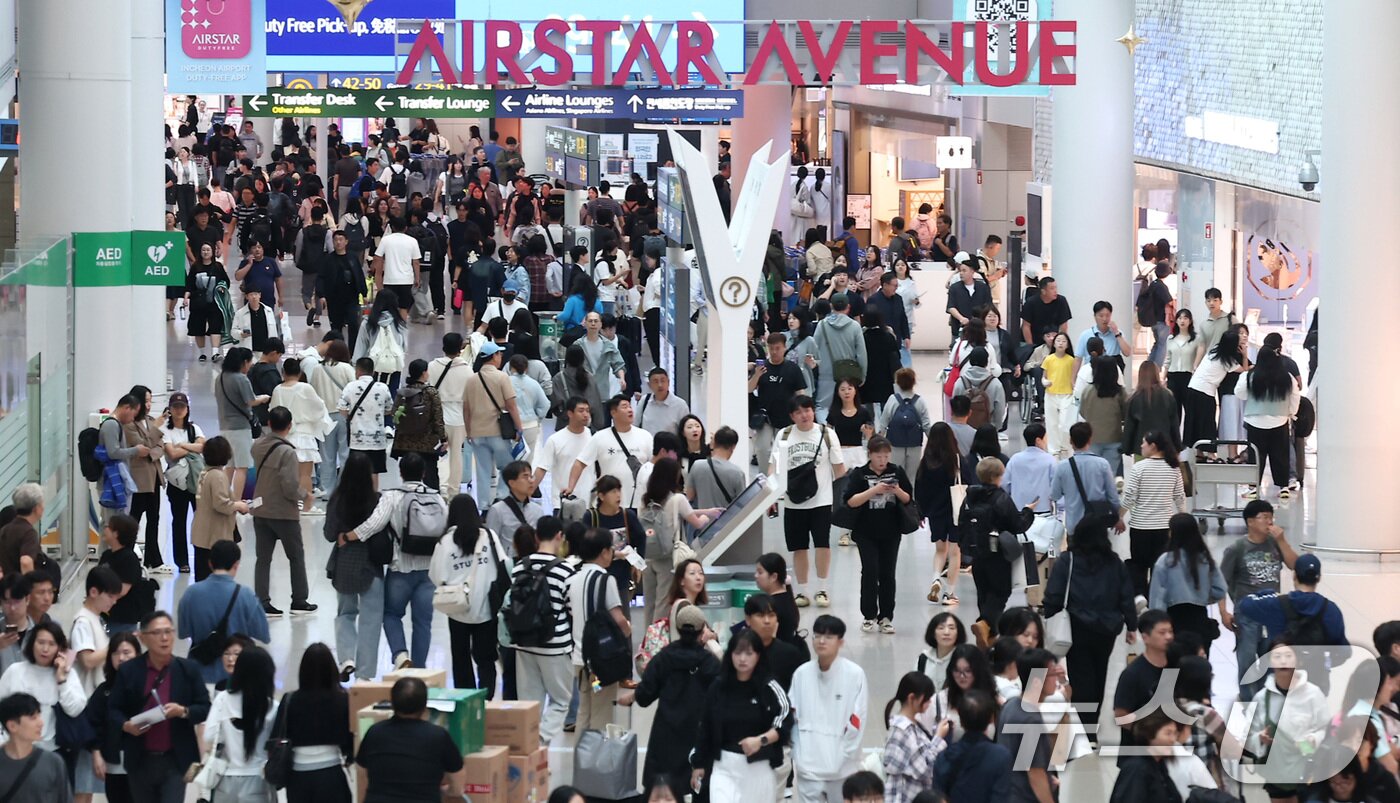 본문 이미지 - 추석 연휴를 하루 앞둔 2일 오전 인천국제공항 제1여객터미널 면세구역이 여행객들로 북적이고 있다. 인천국제공항공사는 올해 추석연휴 기간(10월2~12일)에 일평균 22만3000명의 여객이 인천공항을 이용할 것으로 전망한다고 밝혔다. 2025.10.2/뉴스1 ⓒ News1 김성진 기자