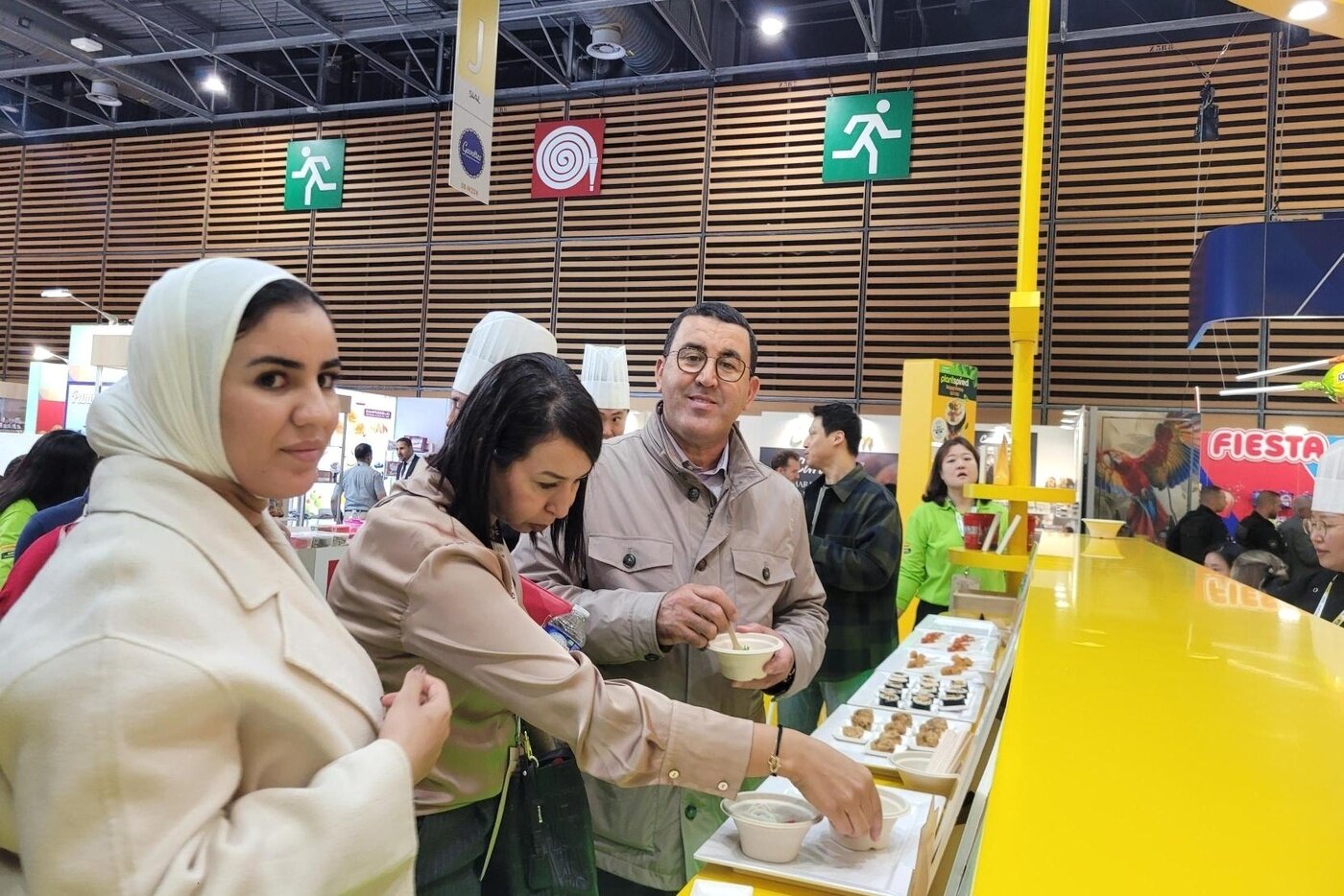 본문 이미지 - 지난해 10월에 프랑스 파리에서 열린 국제 식품박람회 &#39;SIAL Paris 2024&#39; 행사 기간 중 풀무원 부스를 방문한 외국인 바이어 및 소비자들이 두부텐더, 두유면 등 풀무원의 식물성 지향 혁신 제품을 시식하고 있다.&#40;풀무원 제공&#41;