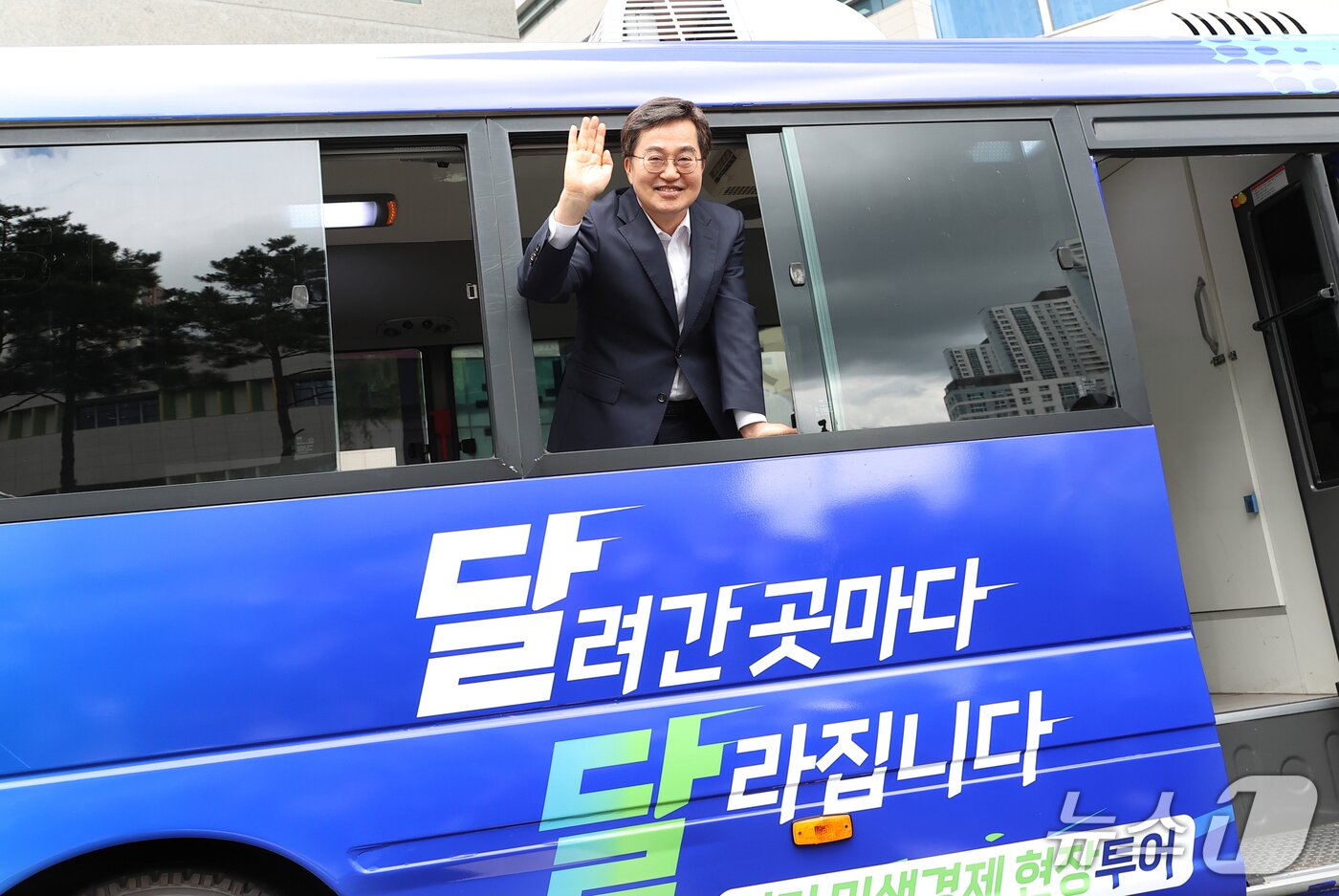 본문 이미지 - 김동연 경기도지사가 도민들과 소통을위한 민생경제 현장투어 버스를 공개하고있다.&#40;경기도 제공. 재판매 및 DB금지&#41;