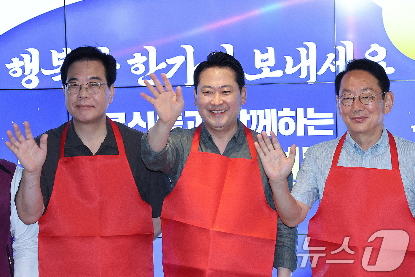 (서울=뉴스1) 신웅수 기자 = 장동혁 국민의힘 대표와 송언석 원내대표, 김도읍 정책위의장이 추석 연휴를 하루 앞둔 2일 서울 동대문구 동백꽃 노인복지관을 찾아 추석 인사를 하고 …