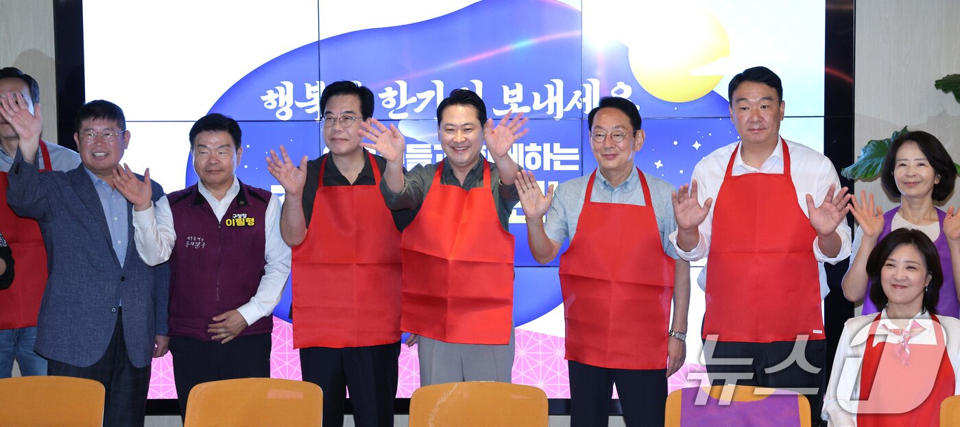 본문 이미지 - 장동혁 국민의힘 대표와 송언석 원내대표가 추석 연휴를 하루 앞둔 2일 서울 동대문구 동백꽃 노인복지관을 찾아 추석 인사를 하고 있다. 2025.10.2/뉴스1 ⓒ News1 신웅수 기자