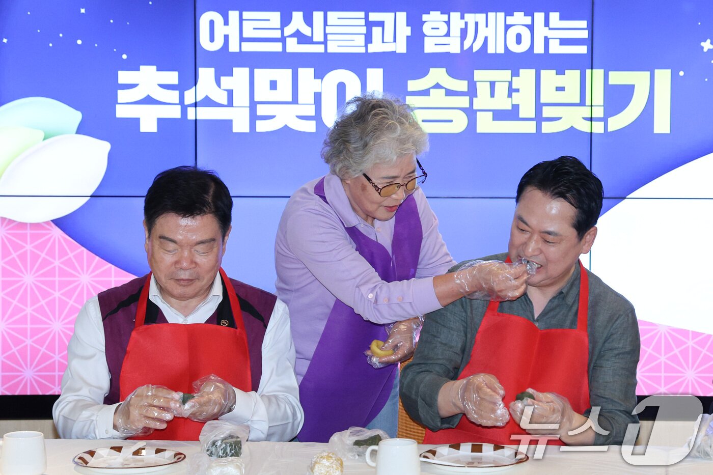 본문 이미지 - 장동혁 국민의힘 대표가 추석 연휴를 하루 앞둔 2일 서울 동대문구 동백꽃 노인복지관을 찾아 송편을 만들던 중 복지관 관계자가 빚어준 송편을 먹고 있다. 2025.10.2/뉴스1 ⓒ News1 신웅수 기자