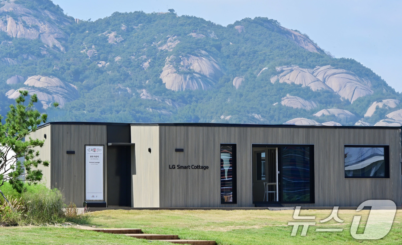 (서울=뉴스1) = LG전자는 서울 종로구 열린송현 녹지광장에 모듈러 주택 '스마트코티지' 신모델 체험 공간을 마련했다고 2일 밝혔다.LG 스마트코티지 16평형 신모델이 서울 종로 …