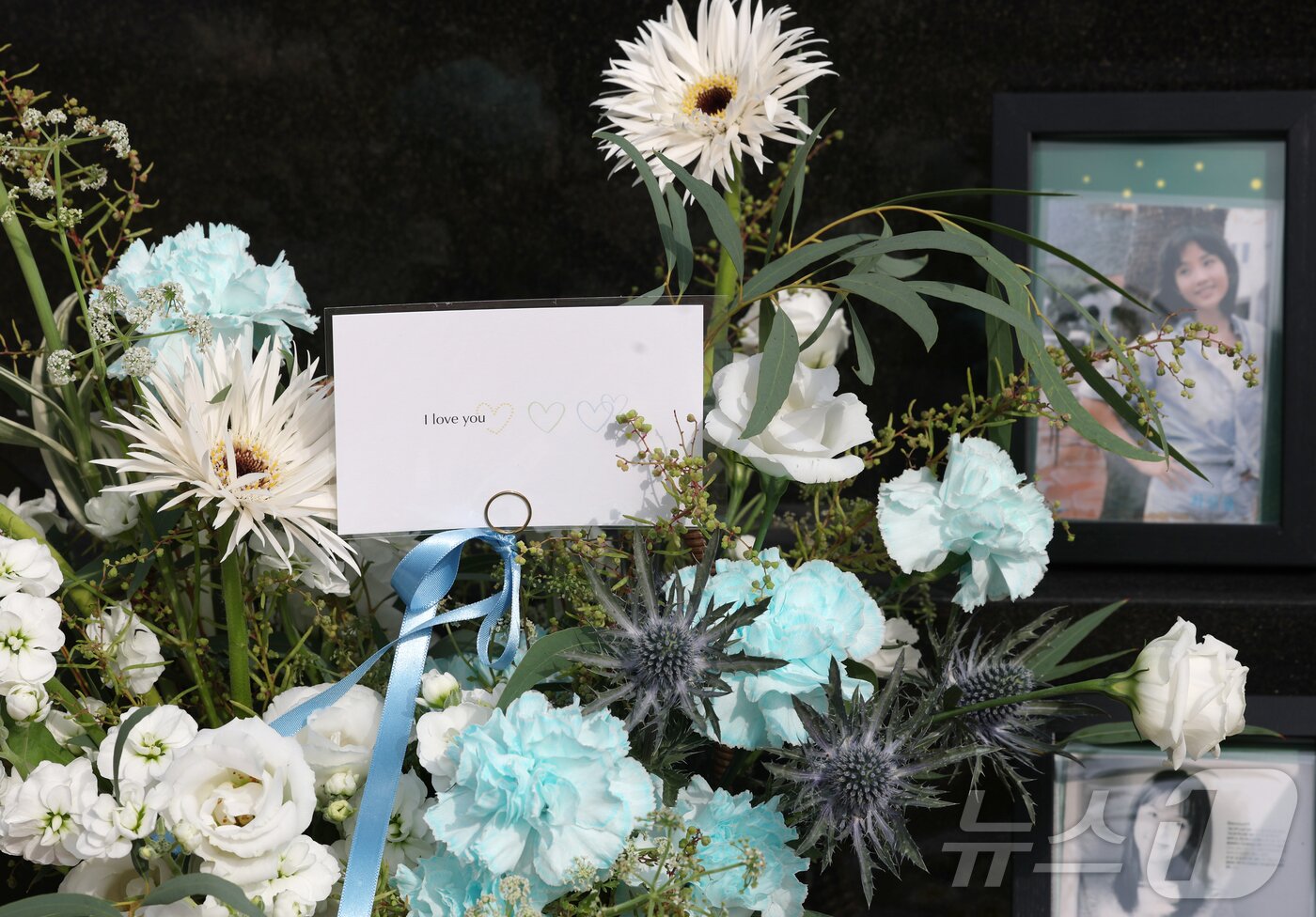 본문 이미지 - 故 최진실 17주기인 2일 경기도 양평군 갑산공원에 마련된 그의 묘역에는 고인의 딸 최준희가 보낸 ‘I LOVE YOU(아이 러브 유)’라는 메시지가 담긴 꽃다발이 놓여있다. ⓒ News1 권현진 기자