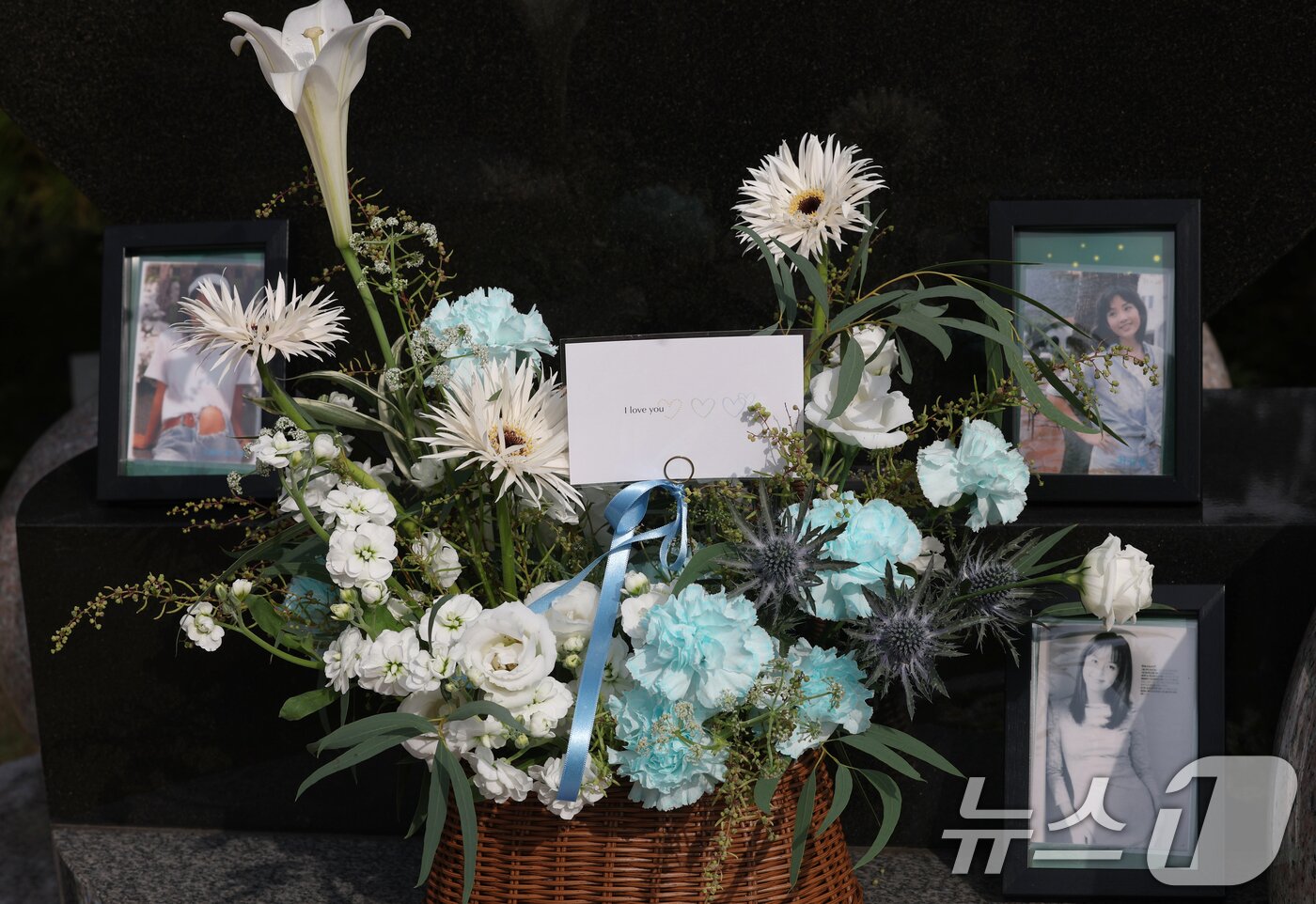 본문 이미지 - 故 최진실 17주기인 2일 경기도 양평군 갑산공원에 마련된 그의 묘역에는 고인의 딸 최준희가 보낸 ‘I LOVE YOU(아이 러브 유)’라는 메시지가 담긴 꽃다발이 놓여있다. 2025.10.2/뉴스1 ⓒ News1 권현진 기자