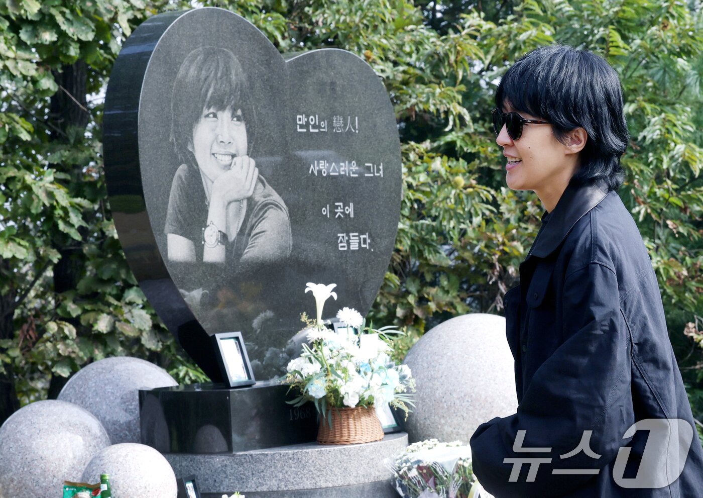 본문 이미지 - 방송인 홍진경이 故 최진실 17주기를 맞아 2일 오전 경기도 양평군 갑산공원묘역을 찾아 고인을 추억하고 있다. ⓒ News1 권현진 기자