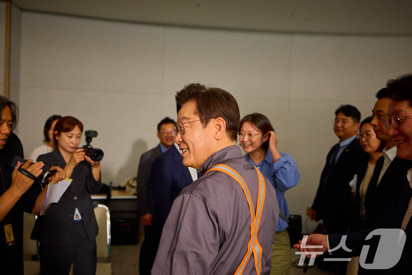 (서울=뉴스1) 허경 기자 = 대통령실은 이재명 대통령이 경주에서 열릴 2025 아시아태평양경제협력체(APEC) 정상회의 홍보영상 촬영 현장을 2일 SNS에 공개했다.(이재명 대통 …