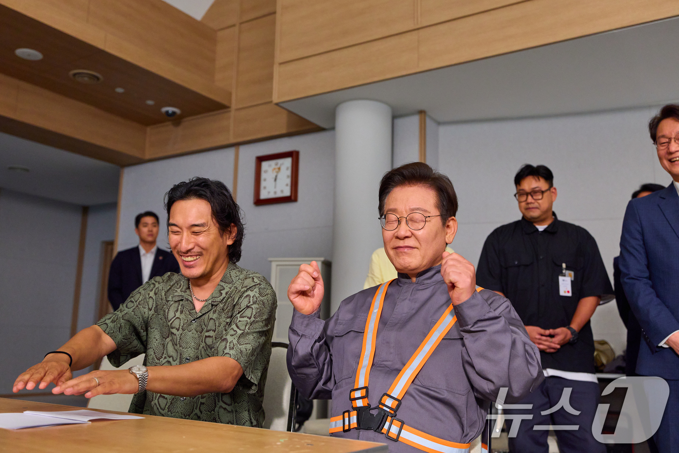 (서울=뉴스1) 허경 기자 = 대통령실은 이재명 대통령이 경주에서 열릴 2025 아시아태평양경제협력체(APEC) 정상회의 홍보영상 촬영 현장을 2일 SNS에 공개했다.(이재명 대통 …