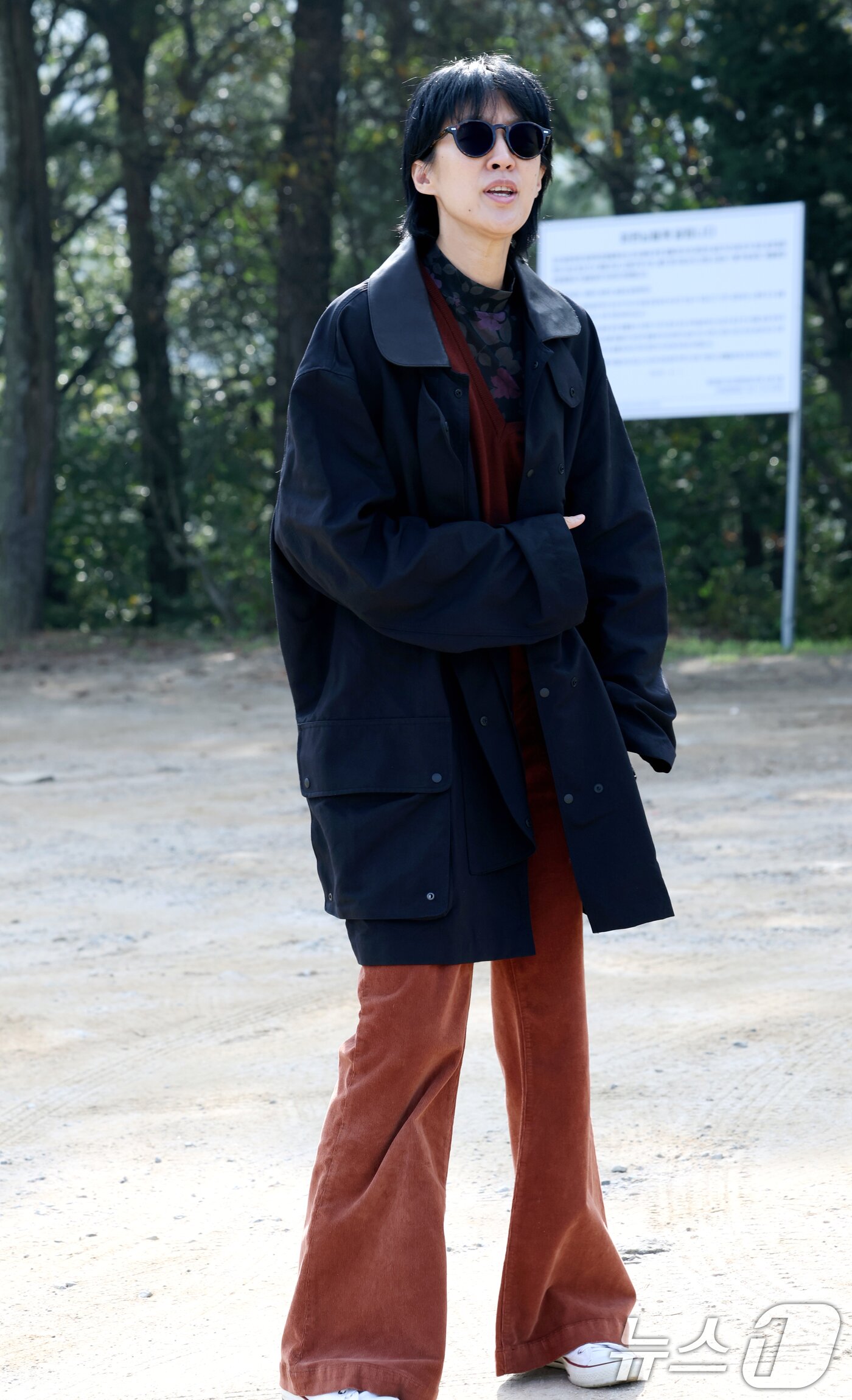 본문 이미지 - 방송인 홍진경이 故 최진실 17주기를 맞아 2일 오전 경기도 양평군 갑산공원묘역을 찾아 고인을 추모한 뒤 차량으로 이동하고 있다. 2025.10.2/뉴스1 ⓒ News1 권현진 기자