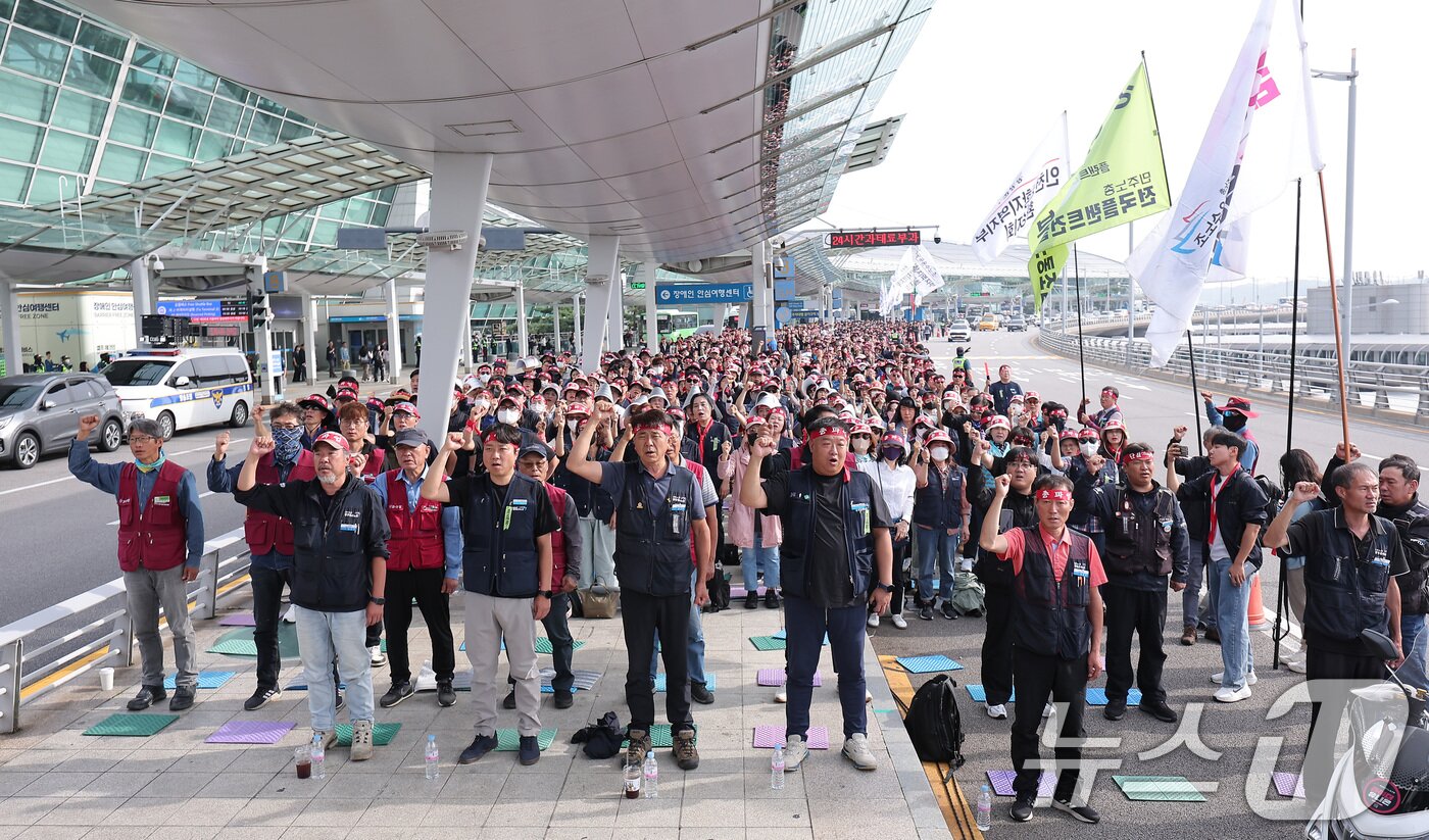 본문 이미지 - 민주노총 공공운수노조 인천공항지역지부 회원들이 2일 인천국제공항 제1여객터미널에서 열린 전면파업 2일차 총파업 결의대회에서 구호를 외치고 있다. 2025.10.2/뉴스1 ⓒ News1 김성진 기자