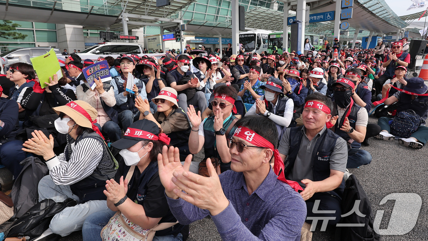 (인천공항=뉴스1) 김성진 기자 = 민주노총 공공운수노조 인천공항지역지부 회원들이 2일 인천국제공항 제1여객터미널에서 전면파업 2일차 총파업 결의대회를 하고 있다. 2025.10. …
