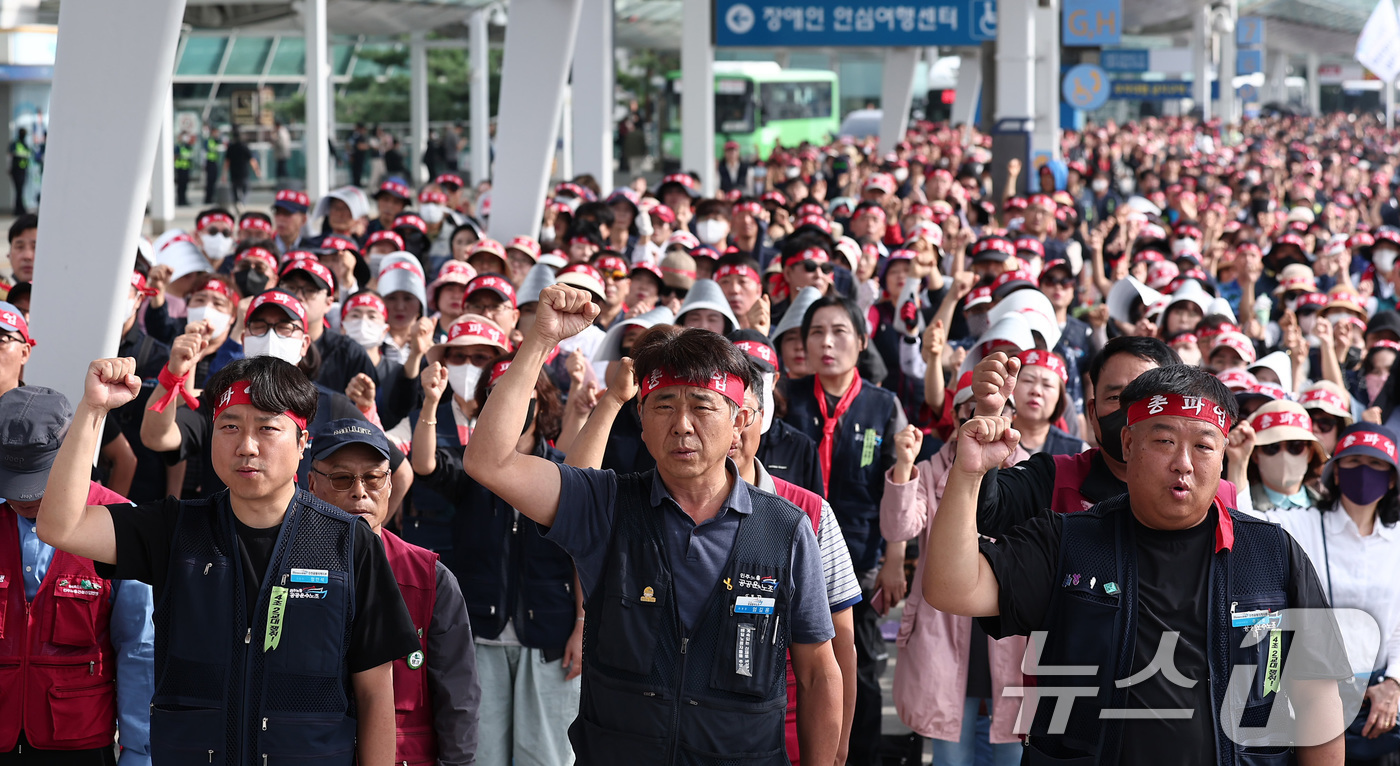 (인천공항=뉴스1) 김성진 기자 = 민주노총 공공운수노조 인천공항지역지부 회원들이 2일 인천국제공항 제1여객터미널에서 열린 전면파업 2일차 총파업 결의대회에서 구호를 외치고 있다. …
