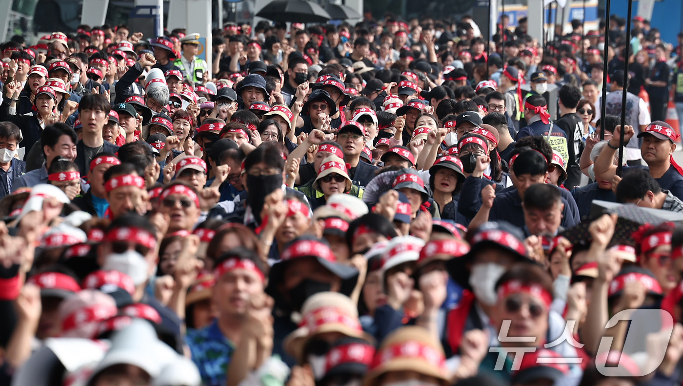 (인천공항=뉴스1) 김성진 기자 = 민주노총 공공운수노조 인천공항지역지부 회원들이 2일 인천국제공항 제1여객터미널에서 열린 전면파업 2일차 총파업 결의대회에서 구호를 외치고 있다. …