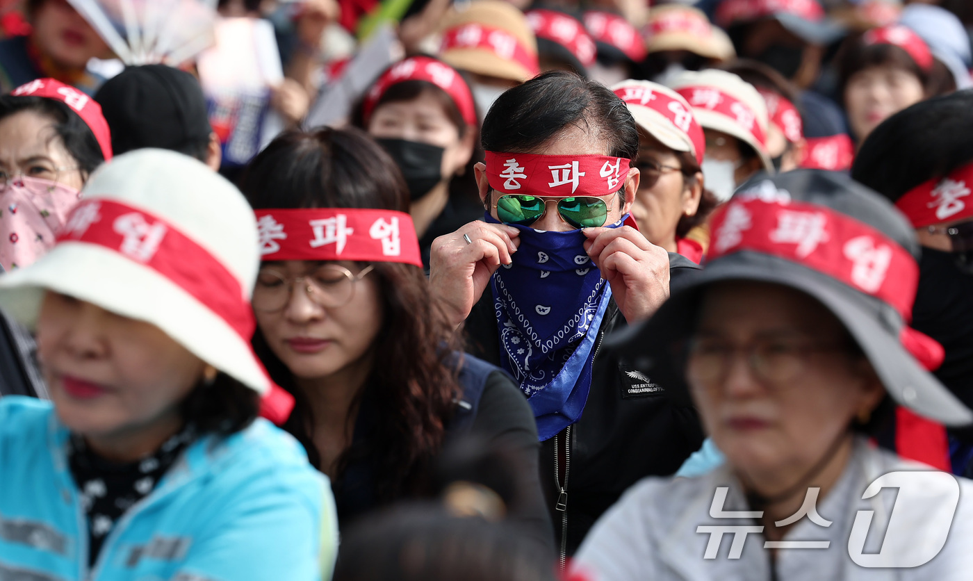 (인천공항=뉴스1) 김성진 기자 = 민주노총 공공운수노조 인천공항지역지부 회원들이 2일 인천국제공항 제1여객터미널에서 전면파업 2일차 총파업 결의대회를 하고 있다. 2025.10. …