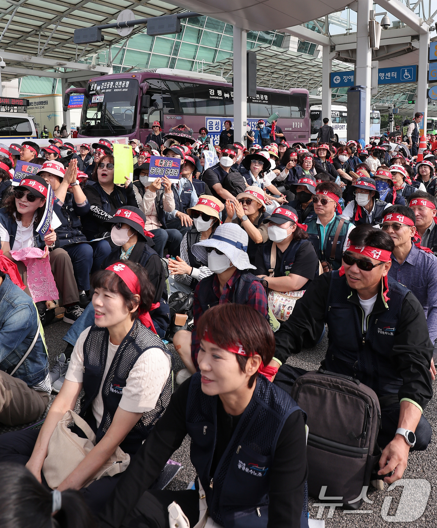 (인천공항=뉴스1) 김성진 기자 = 민주노총 공공운수노조 인천공항지역지부 회원들이 2일 인천국제공항 제1여객터미널에서 전면파업 2일차 총파업 결의대회를 하고 있다. 2025.10. …