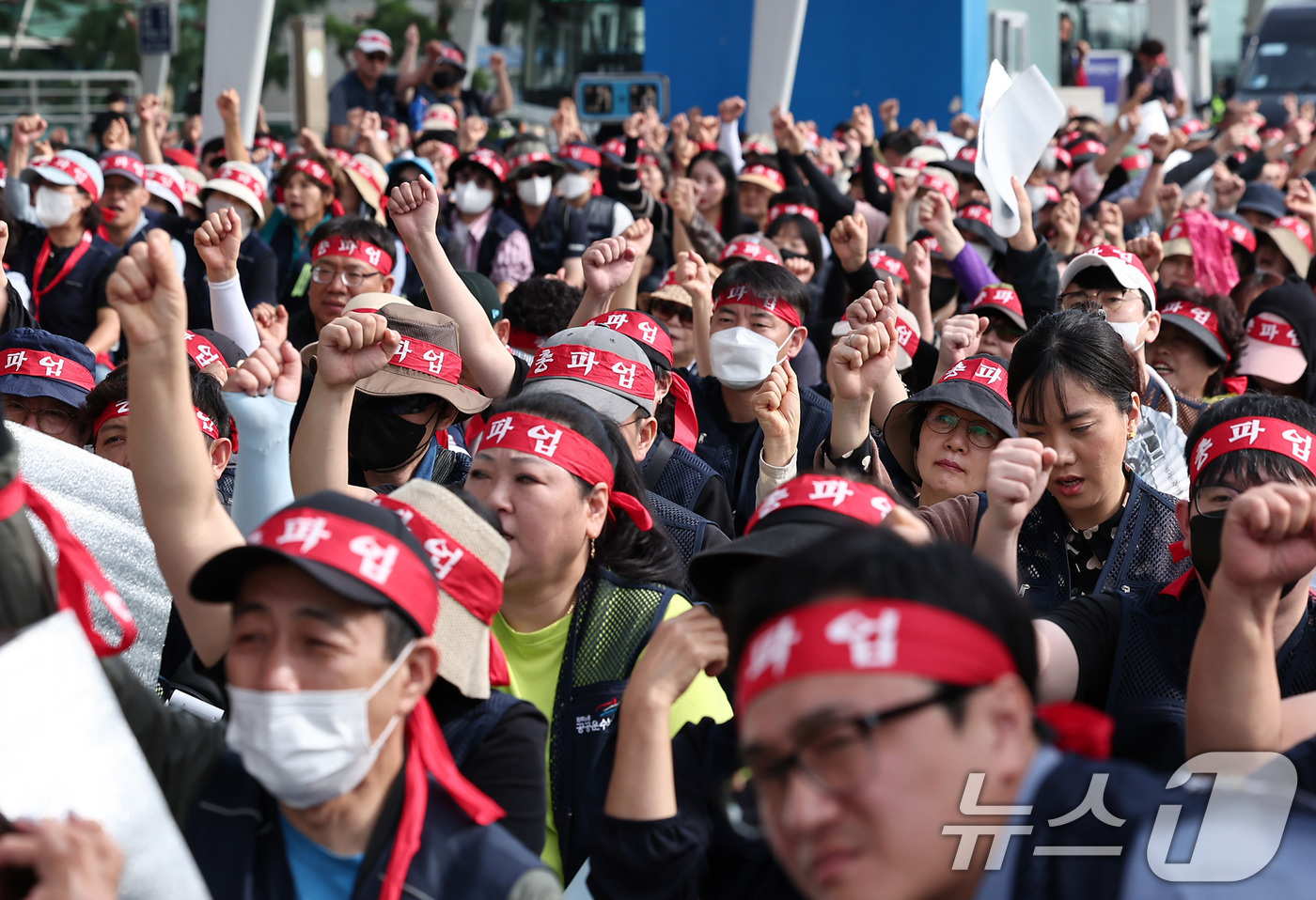 (인천공항=뉴스1) 김성진 기자 = 민주노총 공공운수노조 인천공항지역지부 회원들이 2일 인천국제공항 제1여객터미널에서 열린 전면파업 2일차 총파업 결의대회에서 구호를 외치고 있다. …