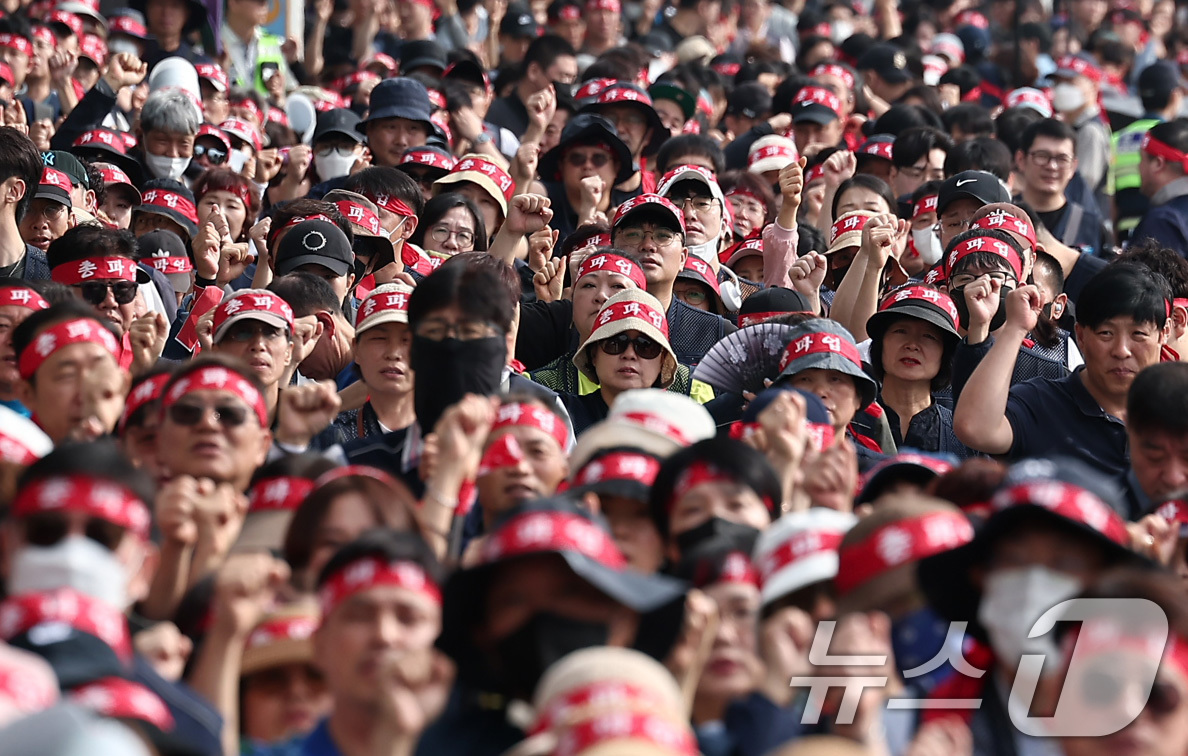 (인천공항=뉴스1) 김성진 기자 = 민주노총 공공운수노조 인천공항지역지부 회원들이 2일 인천국제공항 제1여객터미널에서 열린 전면파업 2일차 총파업 결의대회에서 구호를 외치고 있다. …
