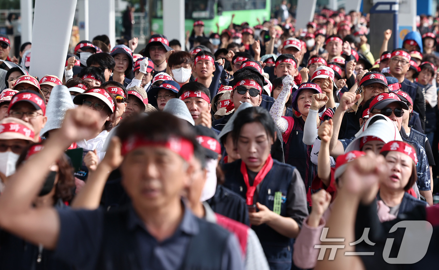 (인천공항=뉴스1) 김성진 기자 = 민주노총 공공운수노조 인천공항지역지부 회원들이 2일 인천국제공항 제1여객터미널에서 열린 전면파업 2일차 총파업 결의대회에서 구호를 외치고 있다. …