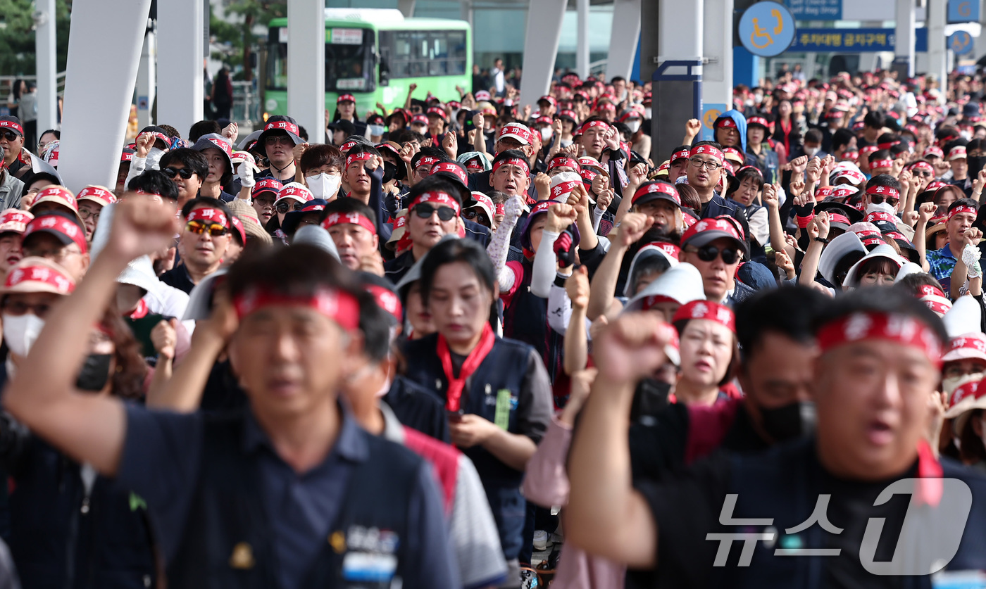 (인천공항=뉴스1) 김성진 기자 = 민주노총 공공운수노조 인천공항지역지부 회원들이 2일 인천국제공항 제1여객터미널에서 열린 전면파업 2일차 총파업 결의대회에서 구호를 외치고 있다. …