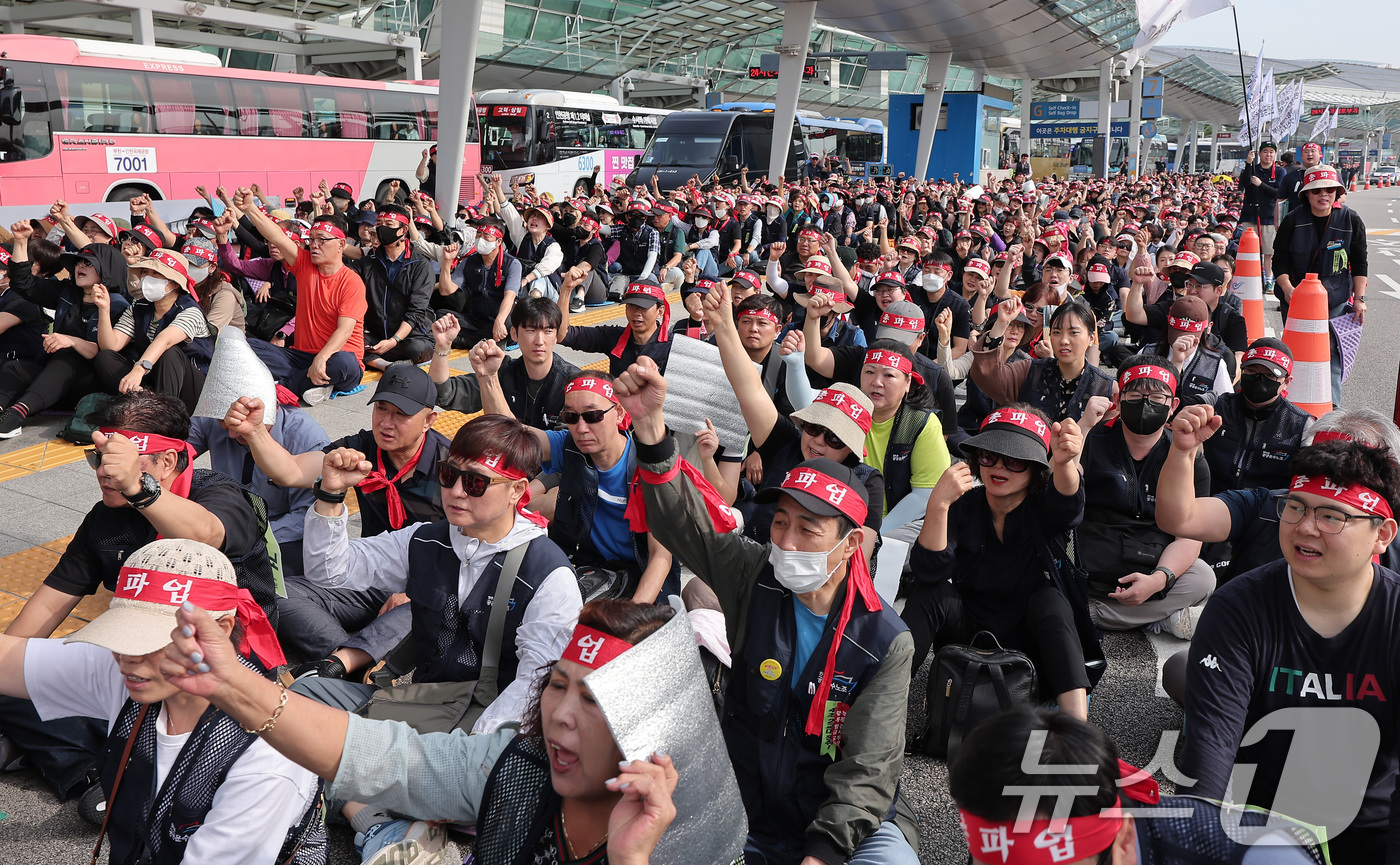 (인천공항=뉴스1) 김성진 기자 = 민주노총 공공운수노조 인천공항지역지부 회원들이 2일 인천국제공항 제1여객터미널에서 열린 전면파업 2일차 총파업 결의대회에서 구호를 외치고 있다. …
