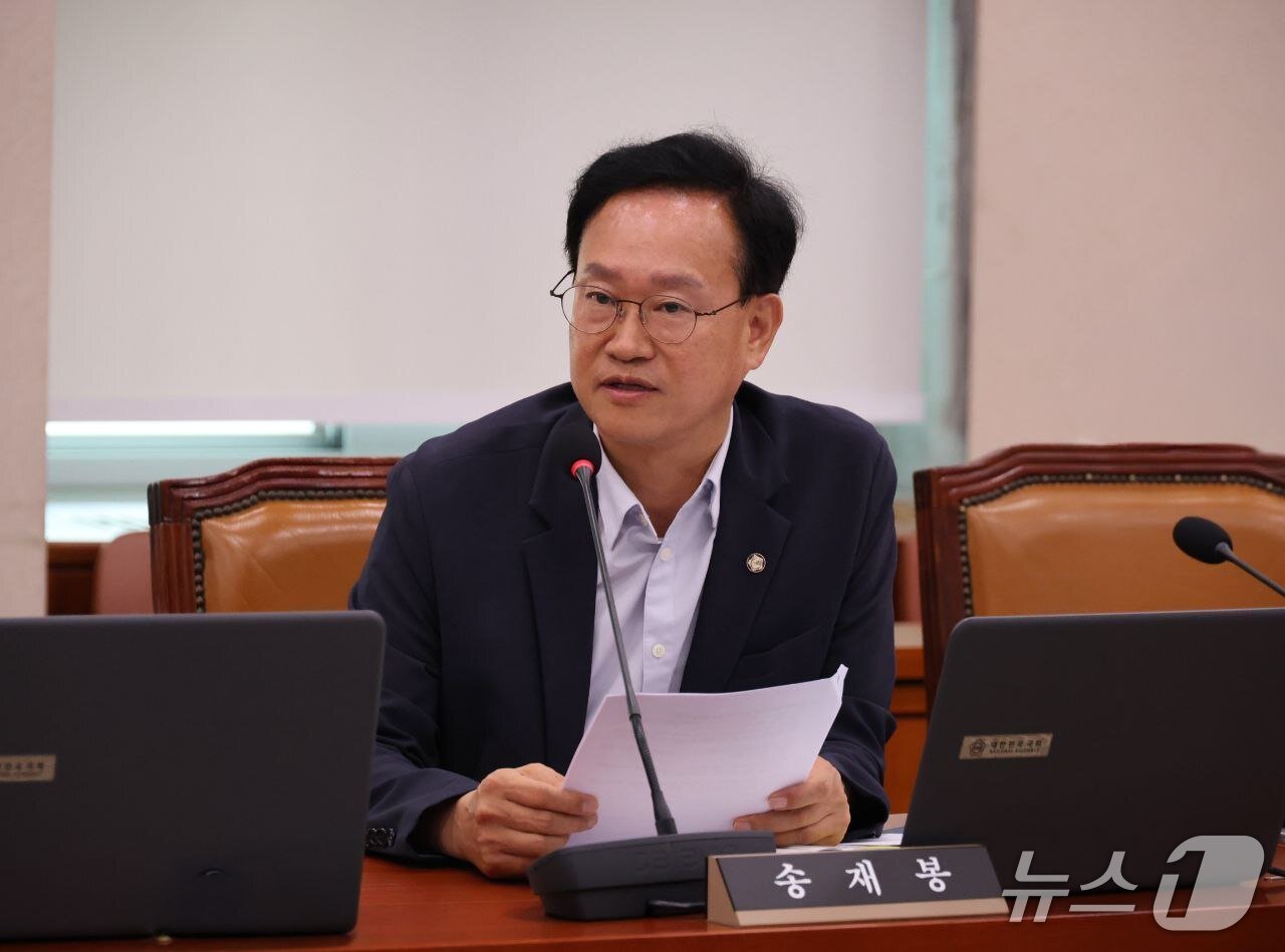 본문 이미지 - 질의 중인 송재봉 더불어민주당 의원. &#40;사진제공=송재봉 의원실&#41;