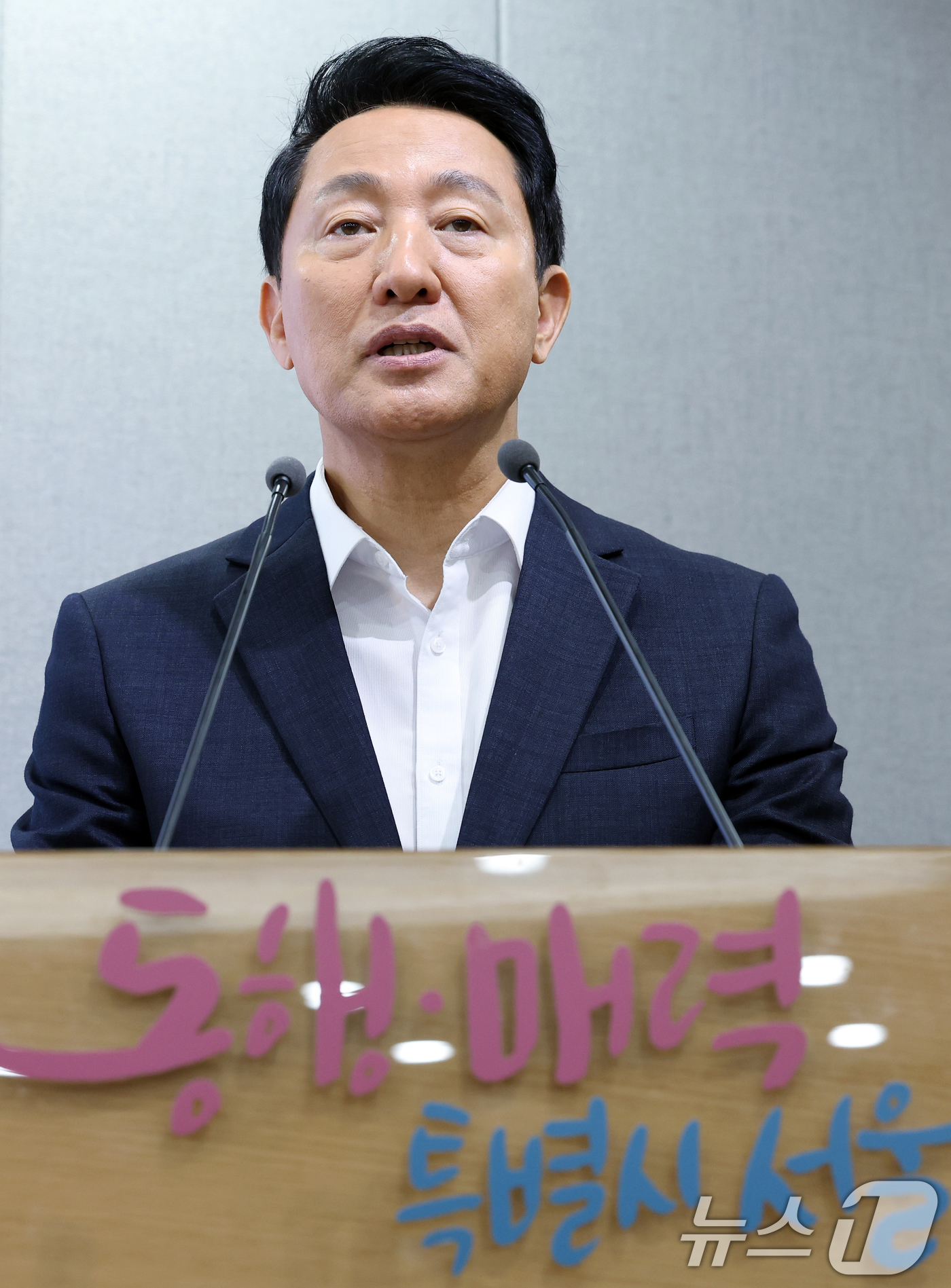 (서울=뉴스1) 박정호 기자 = 오세훈 서울시장이 2일 오전 서울 중구 서울시청 브리핑룸에서 청년안심주택 임차인 보호 및 재구조화 방안을 발표하고 있다.이날 발표한 청년안심주택 대 …