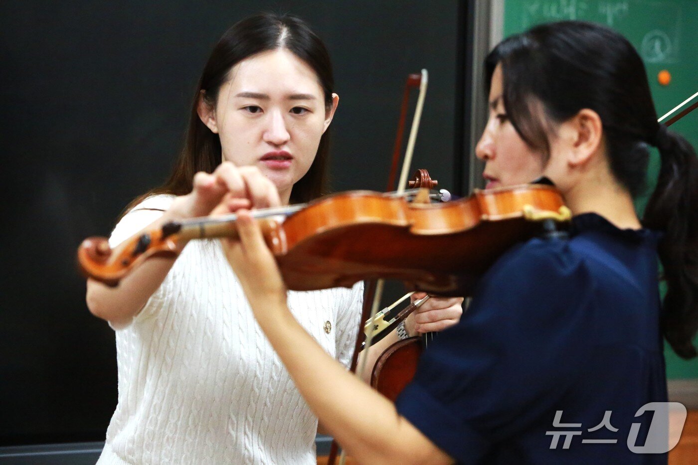 본문 이미지 -  '에듀패밀리 클래식 앙상블' 소속 교사들이 서로에게 도움을 주며 음악활동을 이어가고 있다.2025.10.2/뉴스1 ⓒ News1 손도언 기자