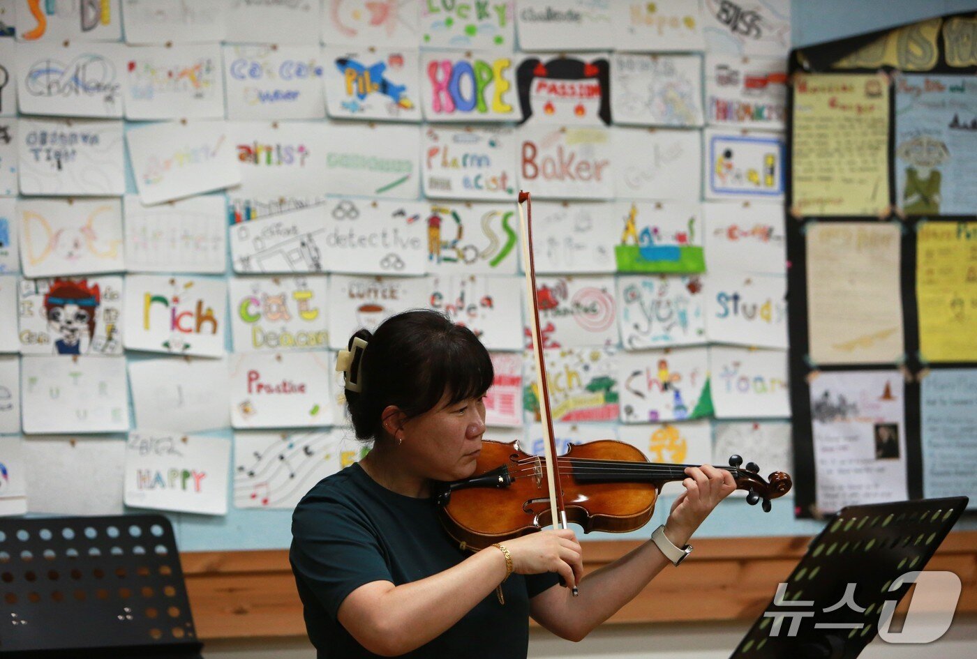 본문 이미지 - '에듀패밀리 클래식 앙상블' 소속 교사가 제천 의림여중에서 늦음 밤까지 연습을 이어가고 있다.2025.10.2/뉴스1 ⓒ News1 손도언 기자 