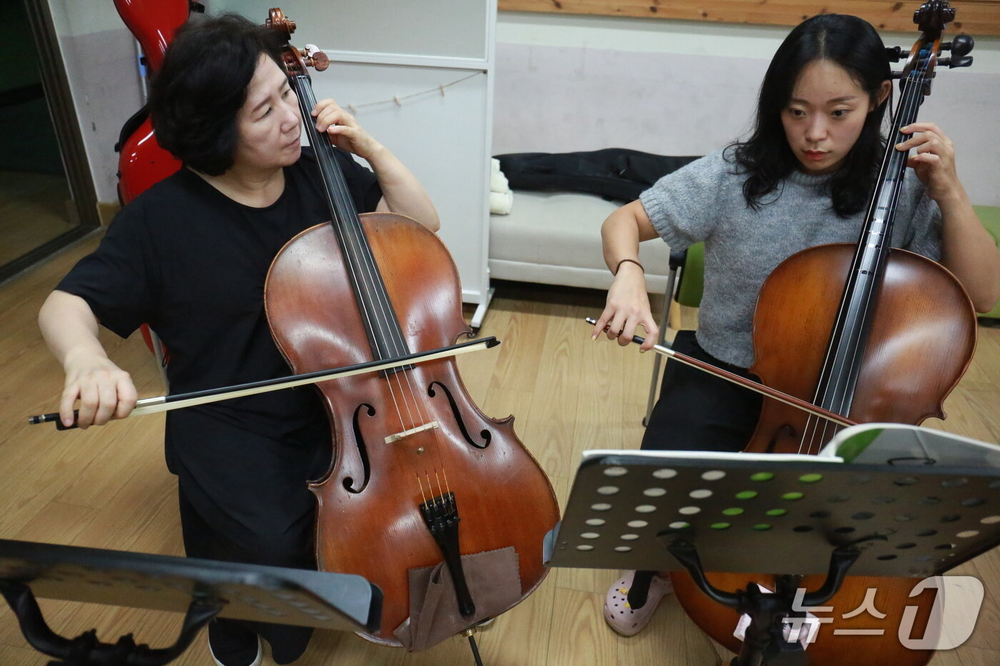 본문 이미지 -  '에듀패밀리 클래식 앙상블' 소속 교사들이 제천 의림여중에서 늦음 밤까지 연습을 이어가고 있다.2025.10.2/뉴스1 ⓒ News1 손도언 기자