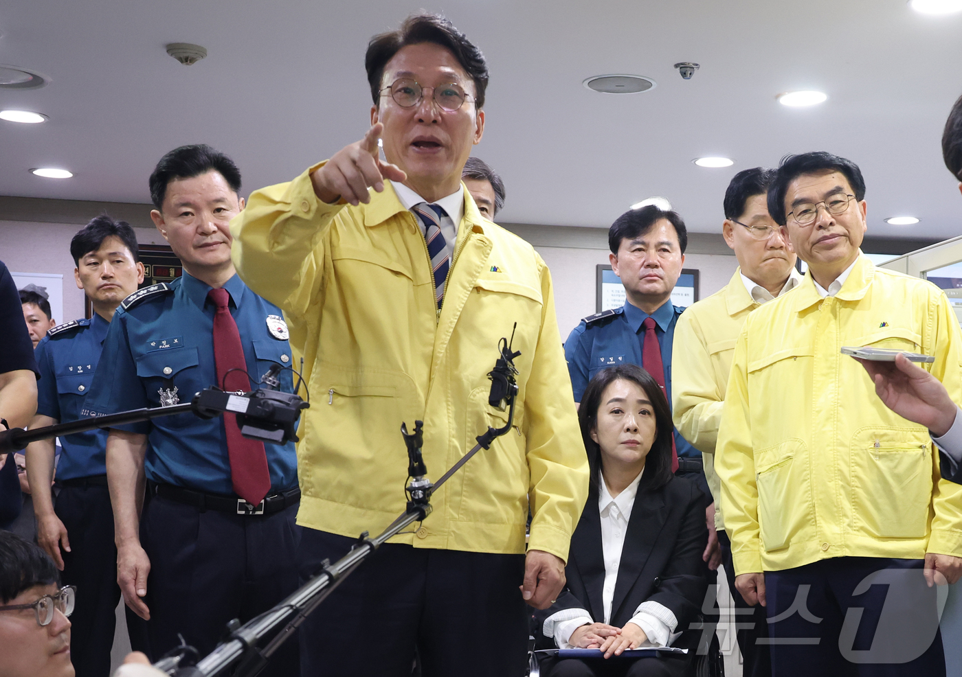 (서울=뉴스1) 청사사진기자단 = 김민석 국무총리가 2일 오전 추석연휴 비상근무기관인 서울 종로구 서울경찰청 112 종합상황실을 방문해 112치안종합상황실장으로 부터 현황보고를 받 …