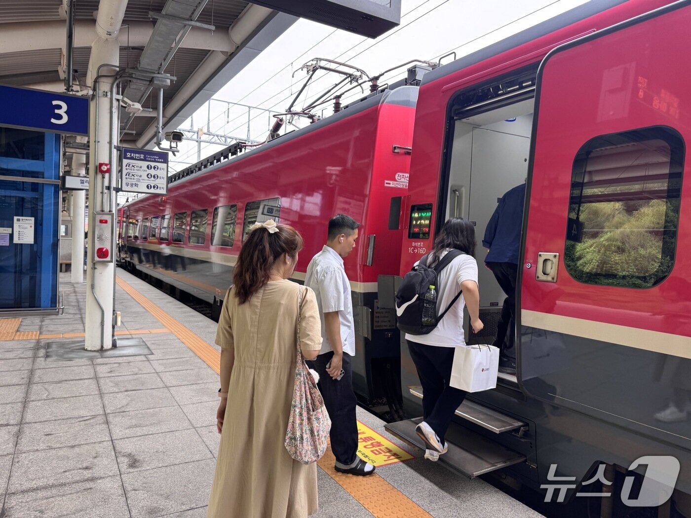 본문 이미지 - 추석연휴를 하루 앞둔 2일 울산 북구 북울산역 승강장에서 귀성객들이 기차에 오르고 있다. 2025.10.2/뉴스1ⓒ 뉴스1 김세은 기자