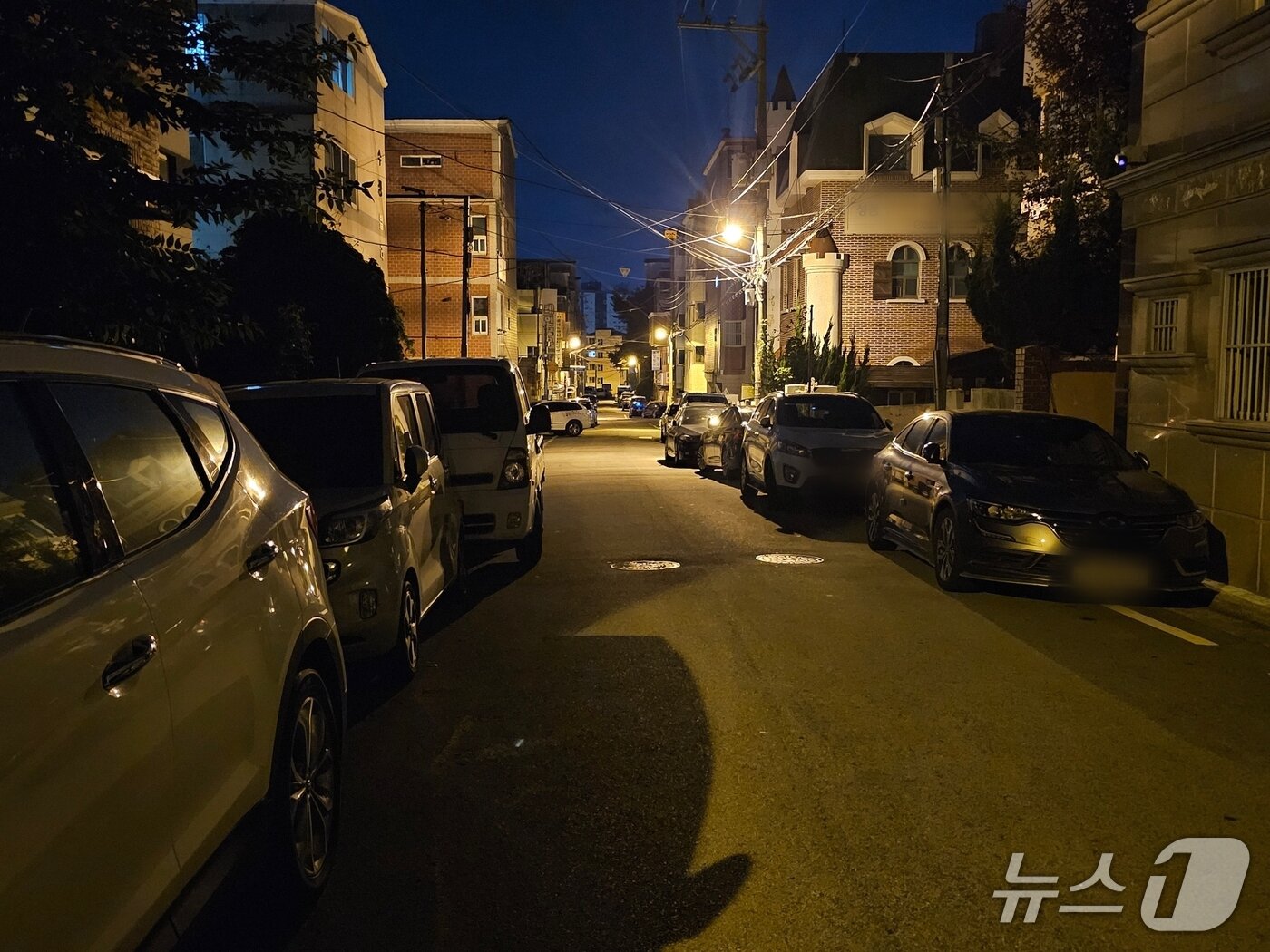 본문 이미지 - 지난 2일 찾은 김해시 어방동의 한 골목길. 좁은 골목에 양방향 주차로 도로 폭이 좁아져 있다. 2025.10.2 ⓒ 뉴스1 박민석 기자