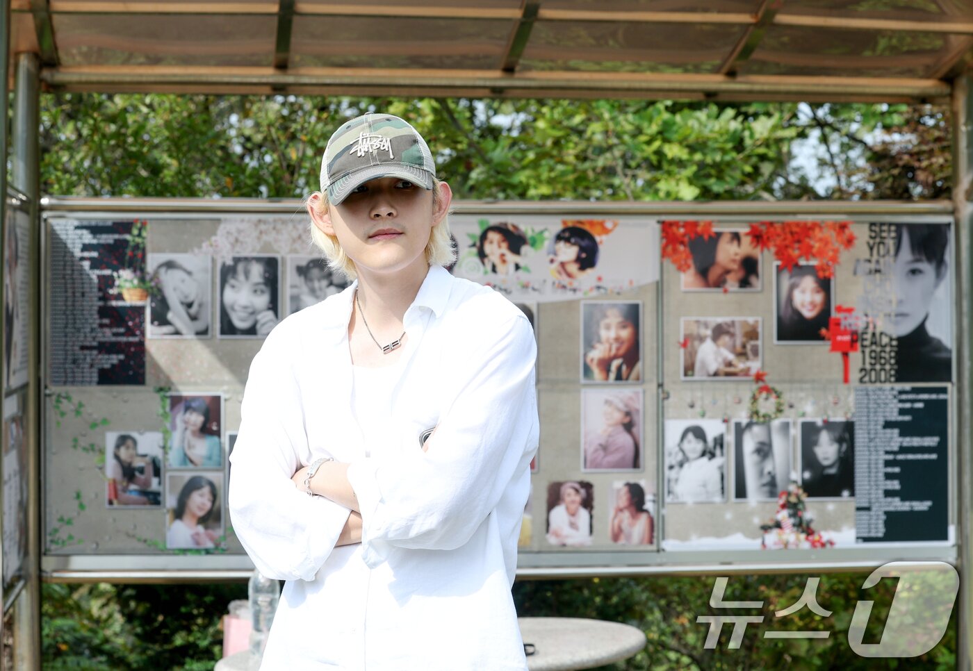 본문 이미지 - 故 최진실의 아들인 가수 최환희(활동명 벤 블리스)가 고인의 17주기인 2일 오전 경기도 양평군 갑산공원묘역을 찾아 생각에 잠겨있다. ⓒ News1 권현진 기자