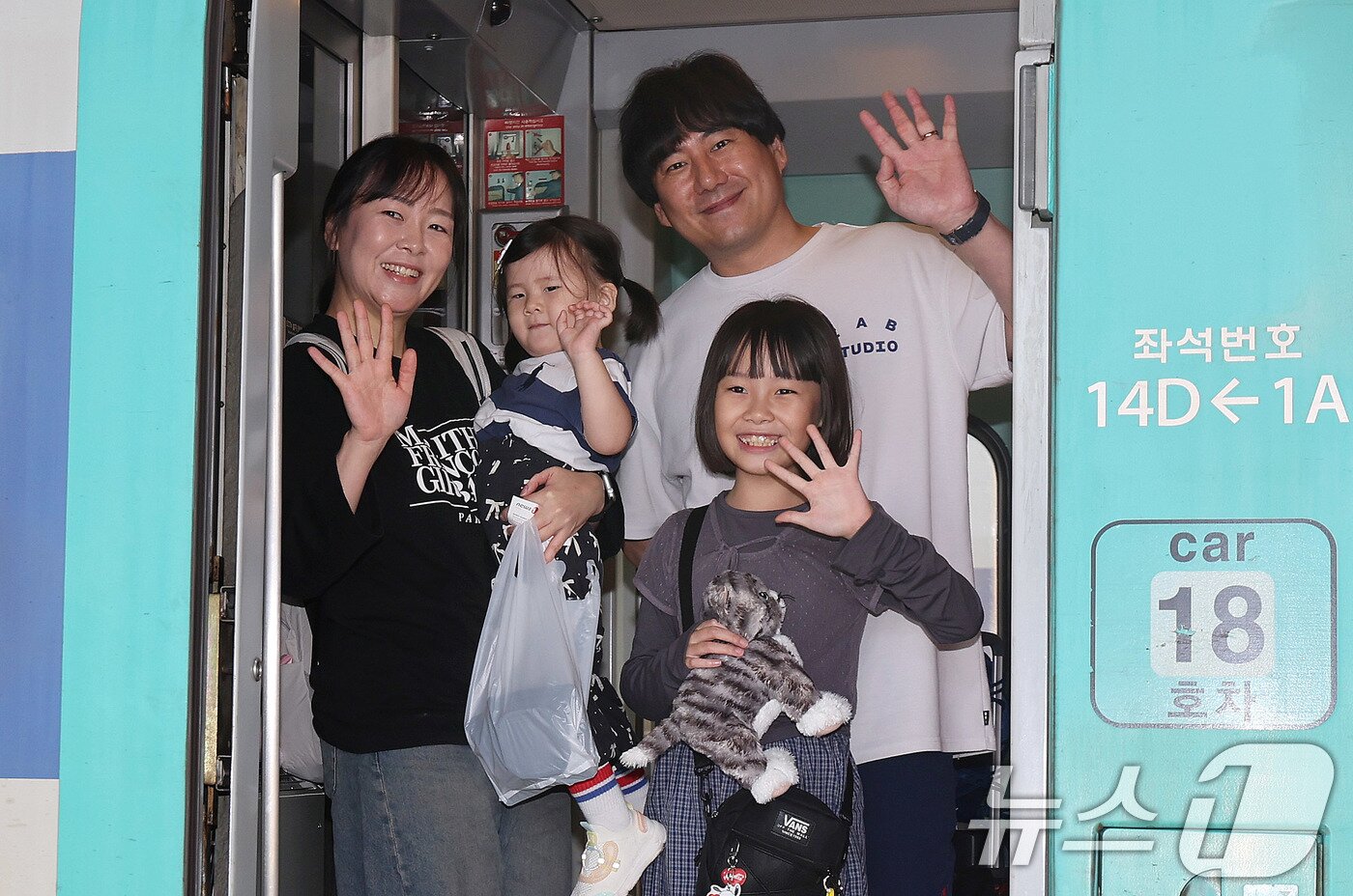 본문 이미지 - 추석 연휴를 앞둔 2일 오전 서울역에서 귀성객들이 고향으로 향하며 인사하고 있다. 2025.10.2/뉴스1 ⓒ News1 박지혜 기자